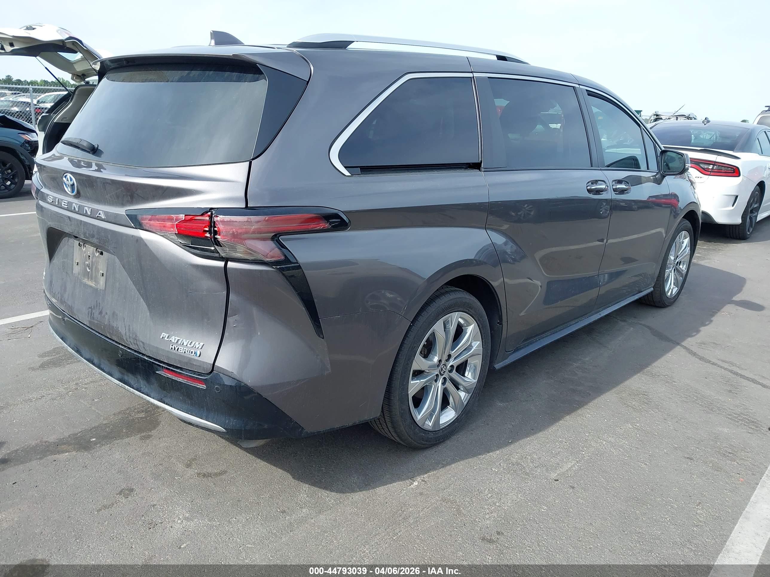 TOYOTA SIENNA image 4