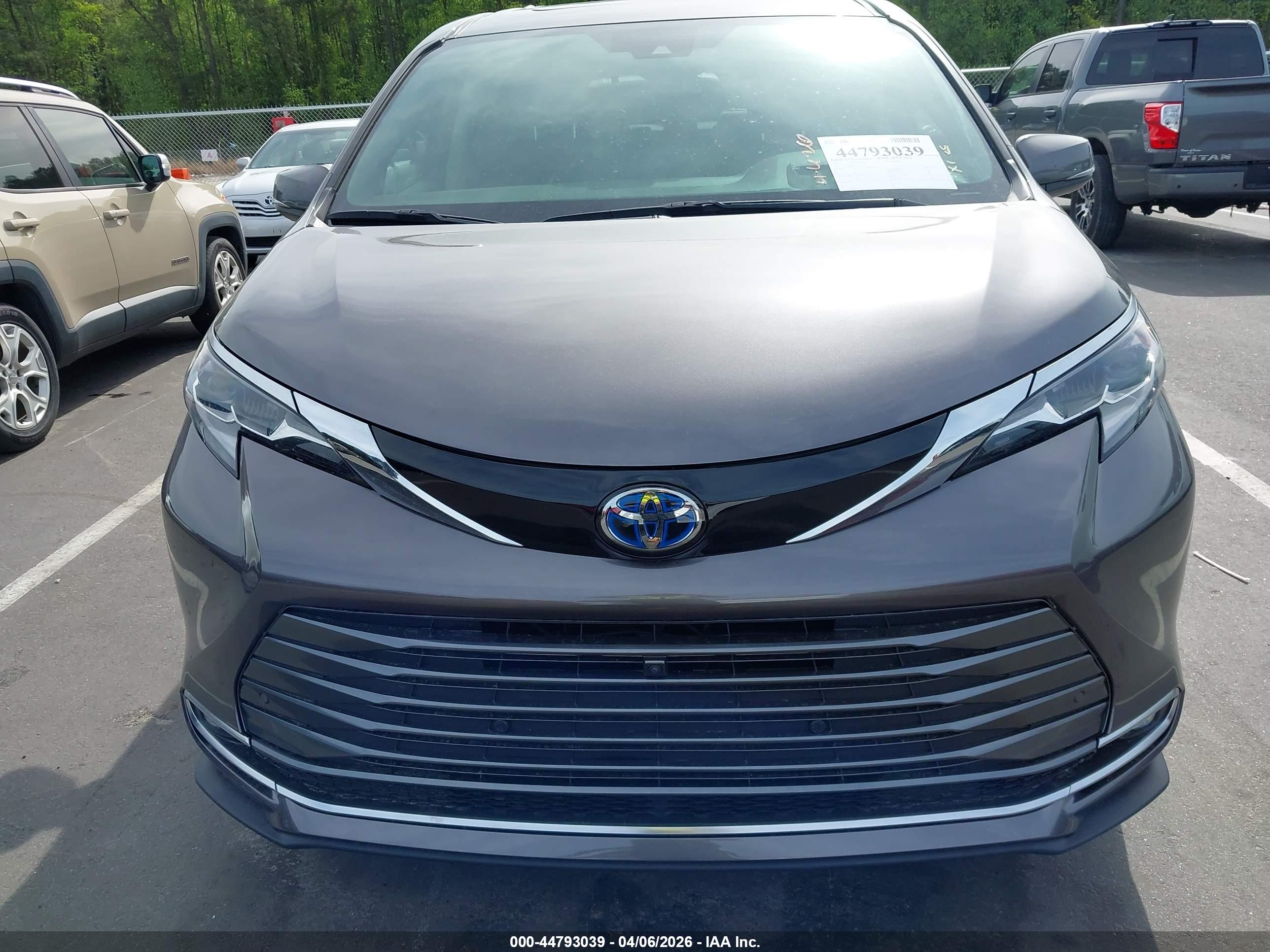 TOYOTA SIENNA image 6