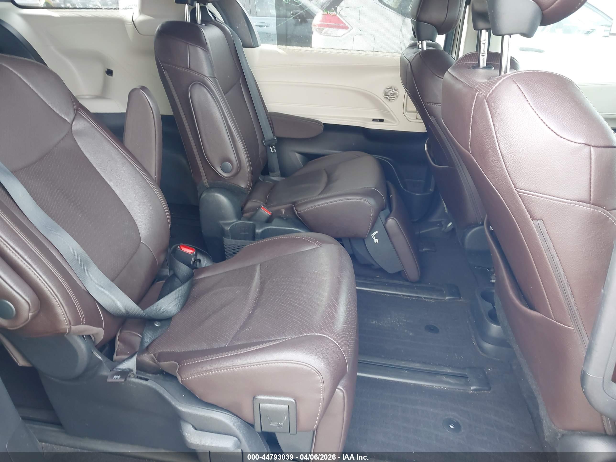 TOYOTA SIENNA image 8