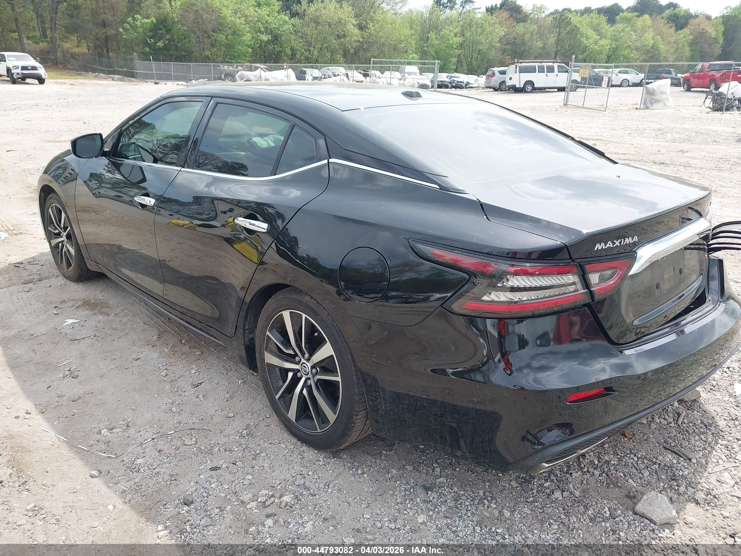 NISSAN MAXIMA image 3