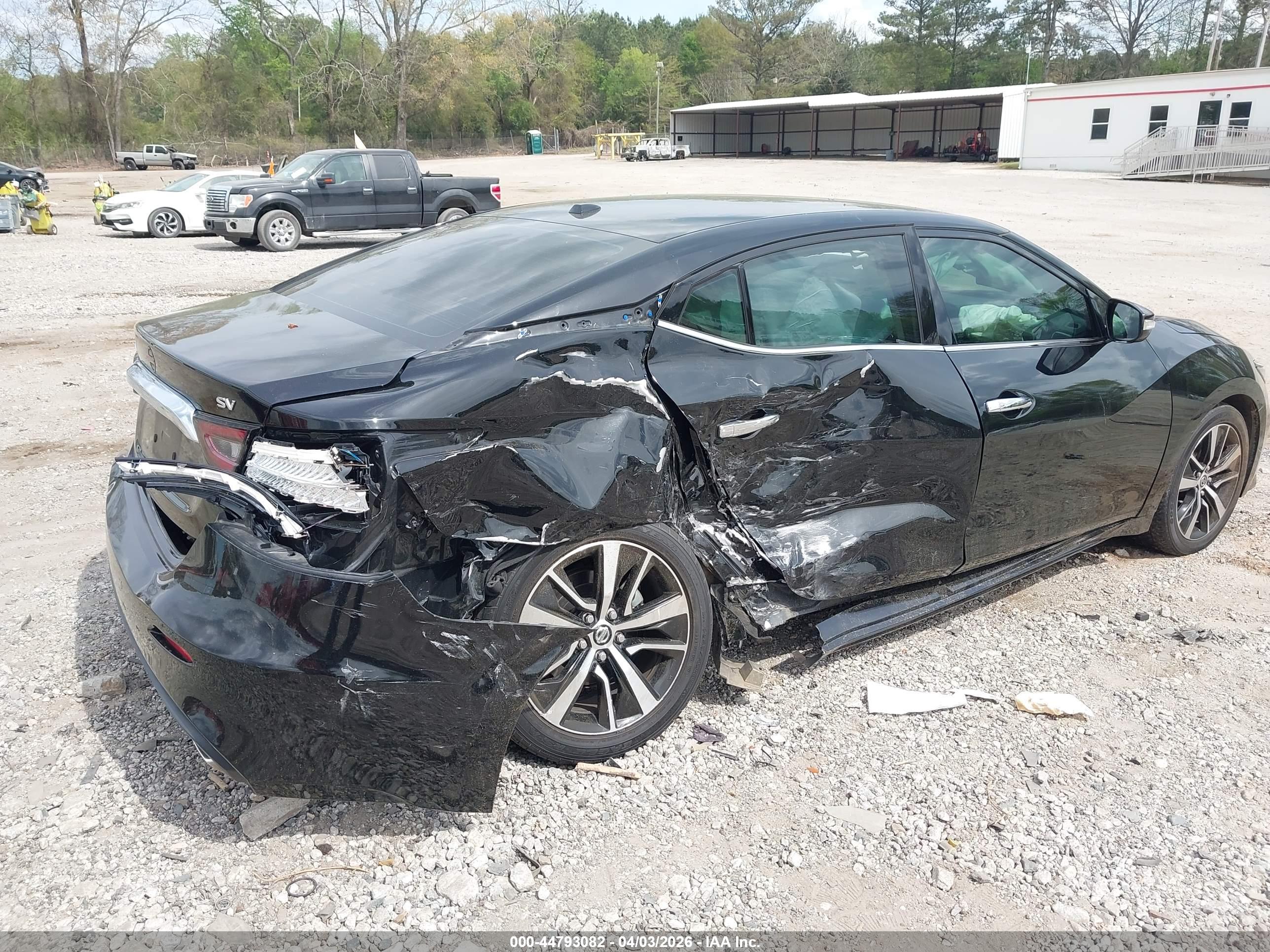 NISSAN MAXIMA image 4