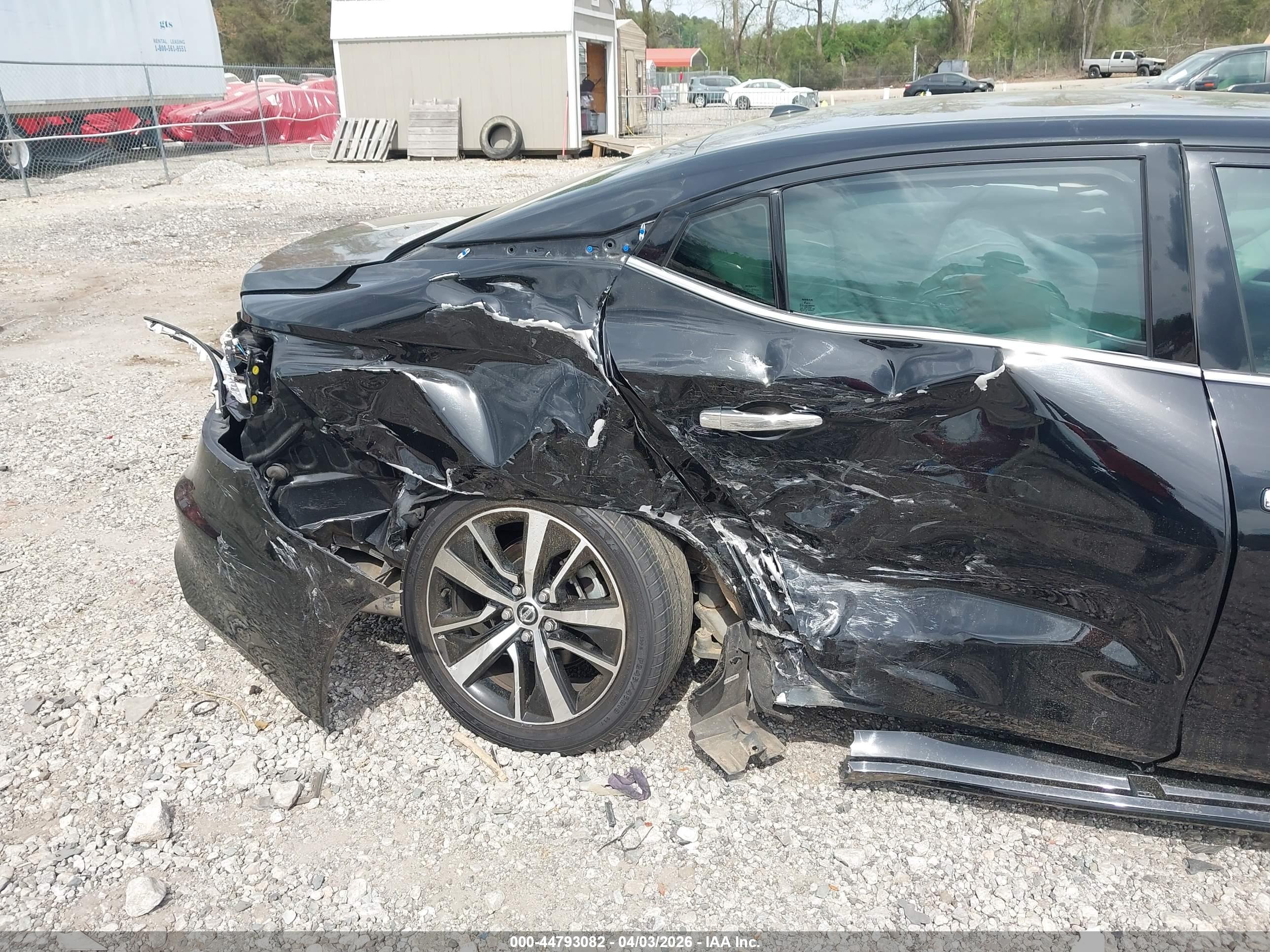 NISSAN MAXIMA image 6