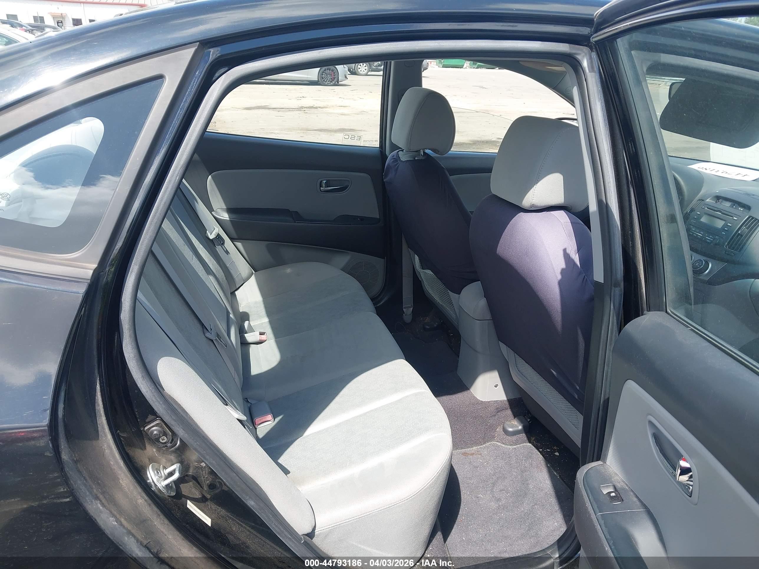 HYUNDAI ELANTRA image 8