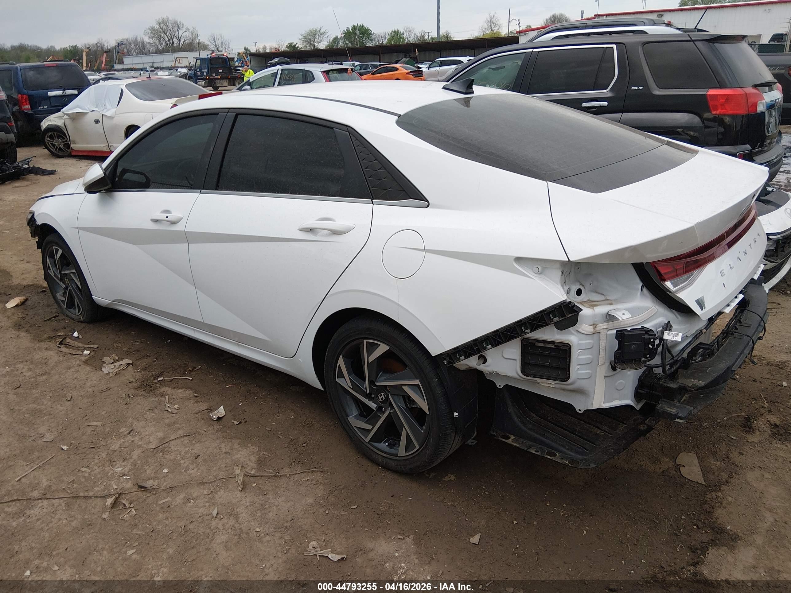 HYUNDAI ELANTRA image 3