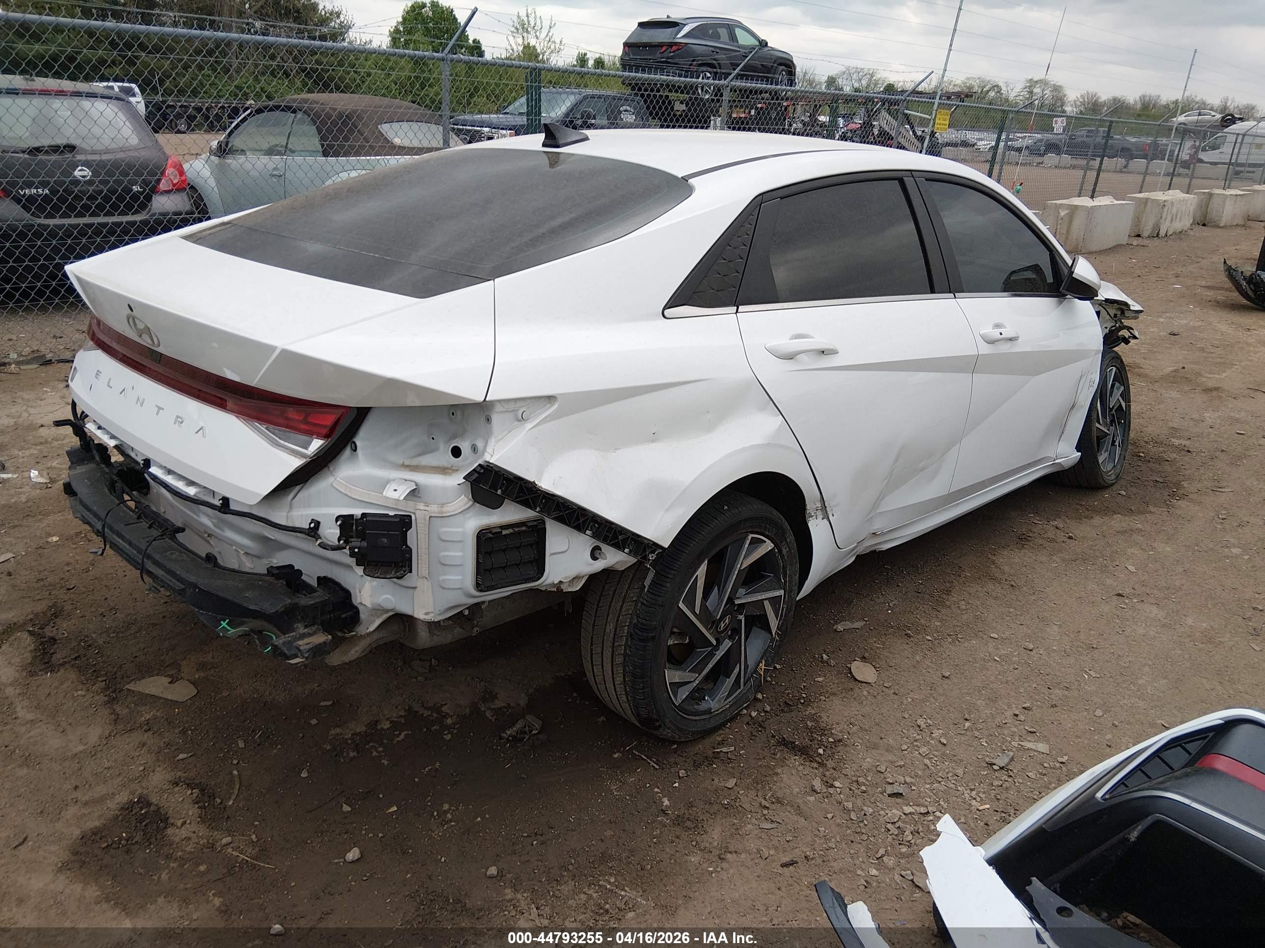 HYUNDAI ELANTRA image 4