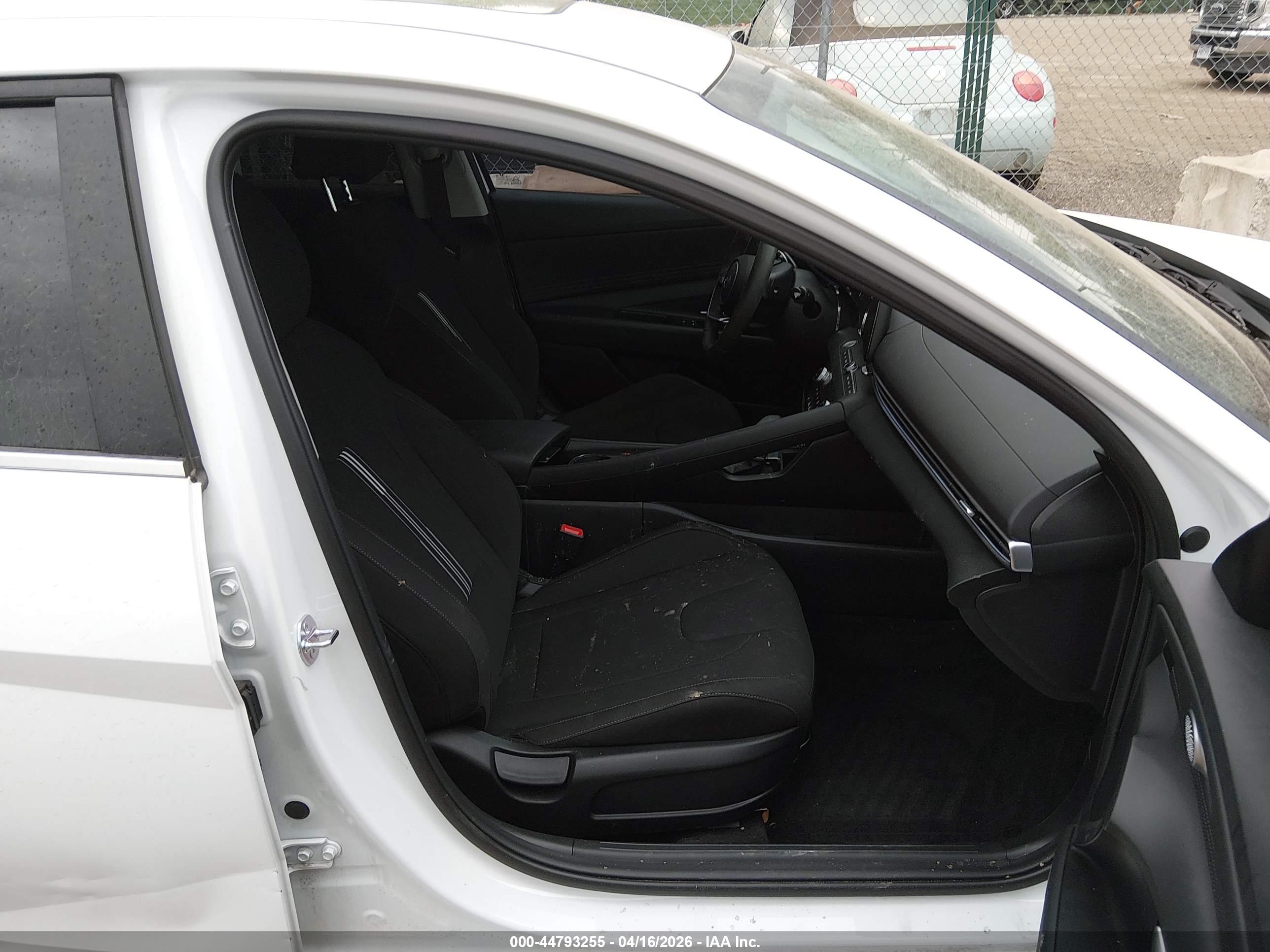 HYUNDAI ELANTRA image 5