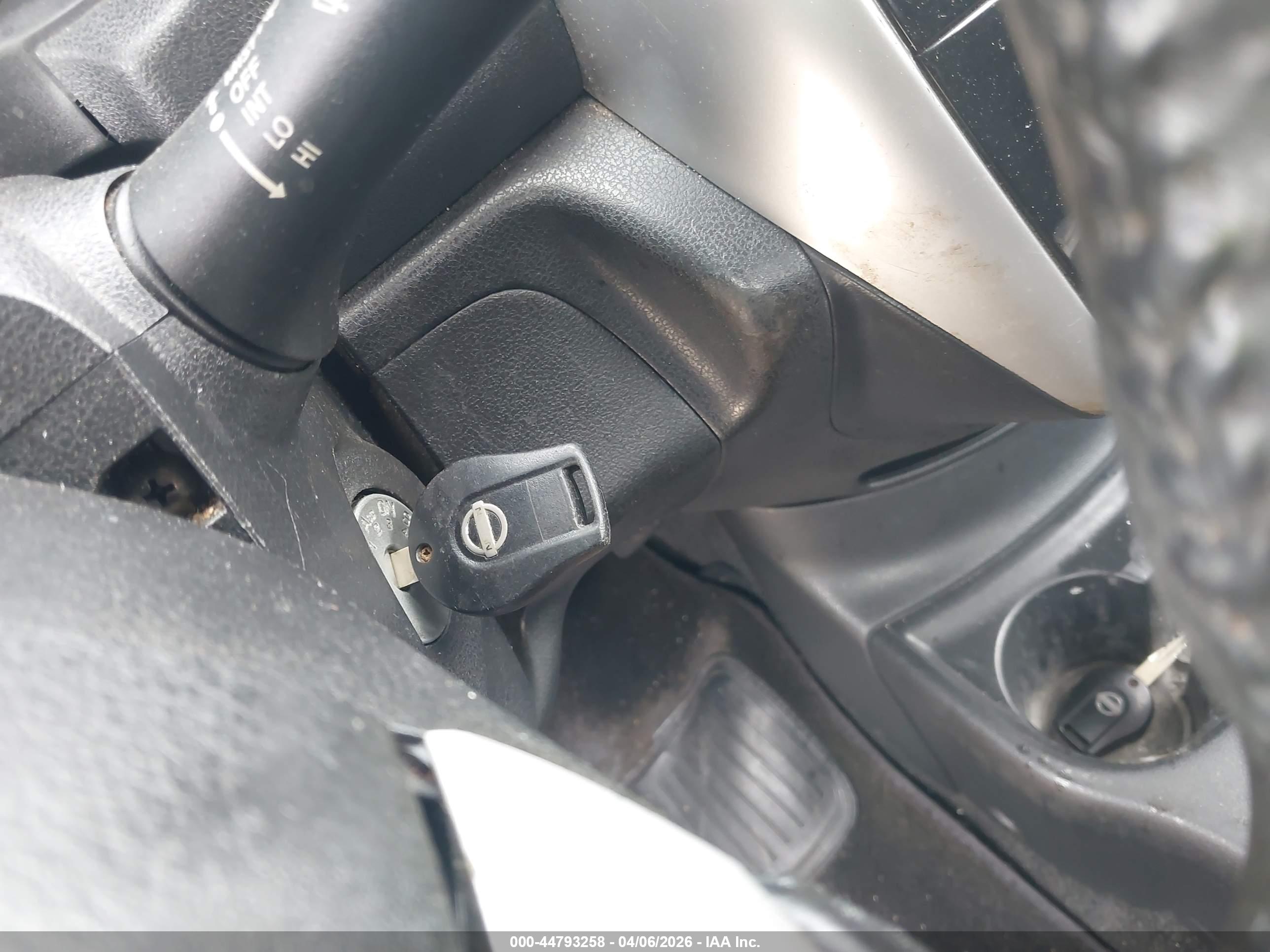 NISSAN VERSA image 11