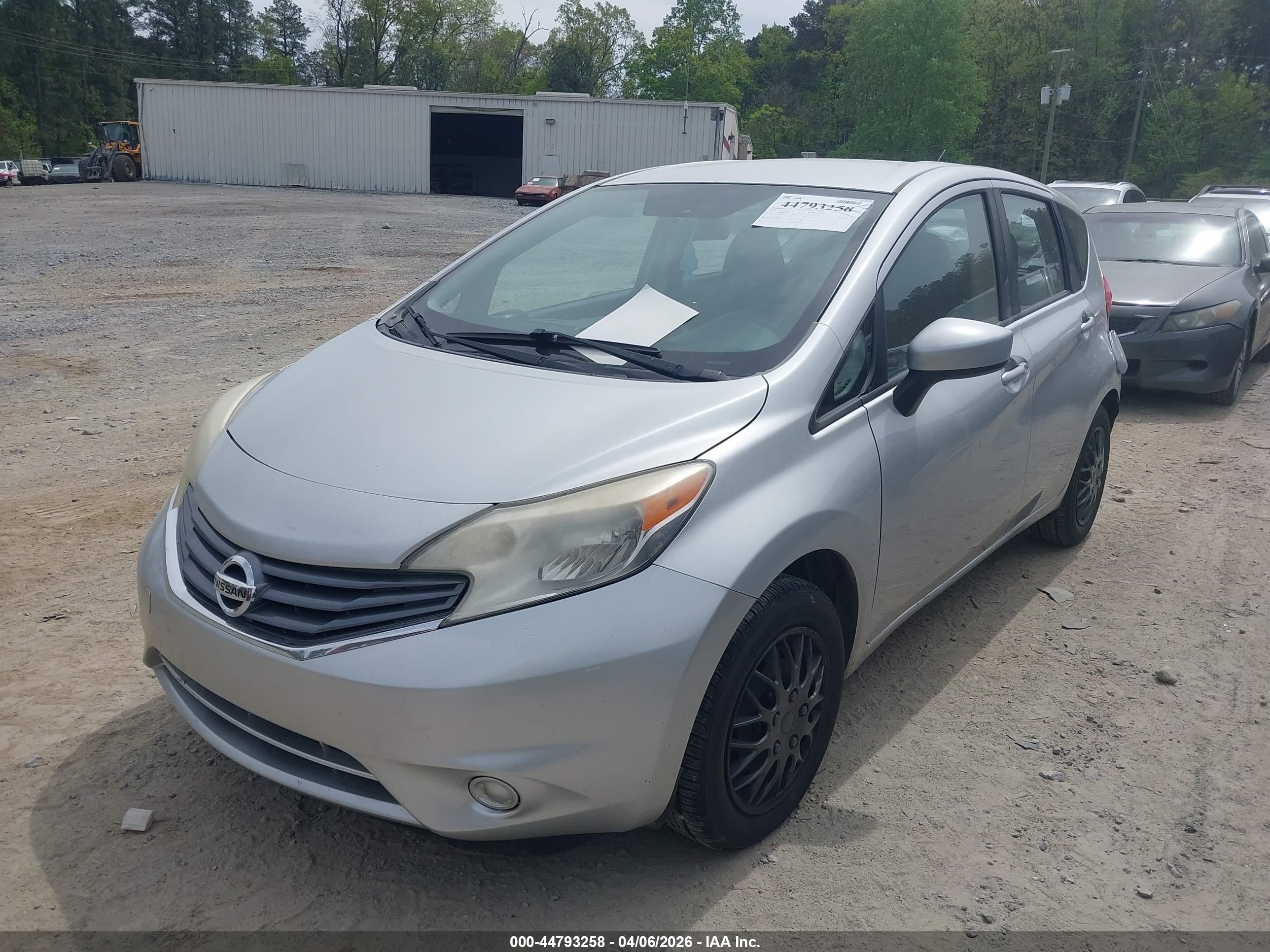 NISSAN VERSA image 2