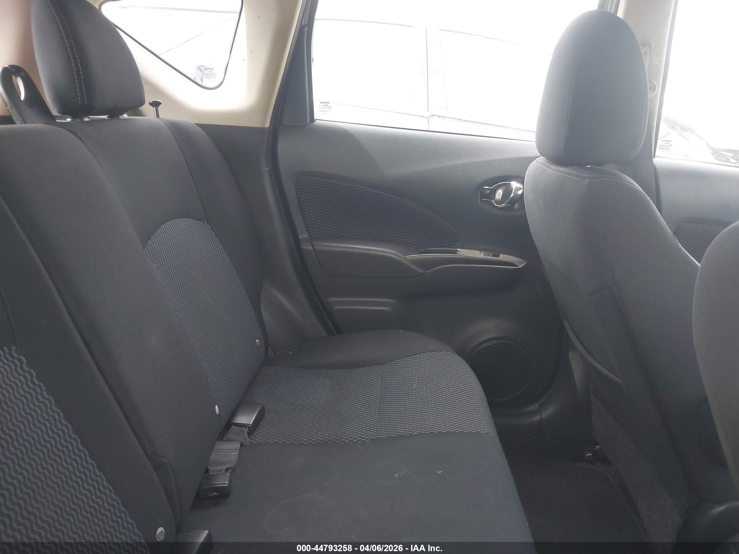 NISSAN VERSA image 8