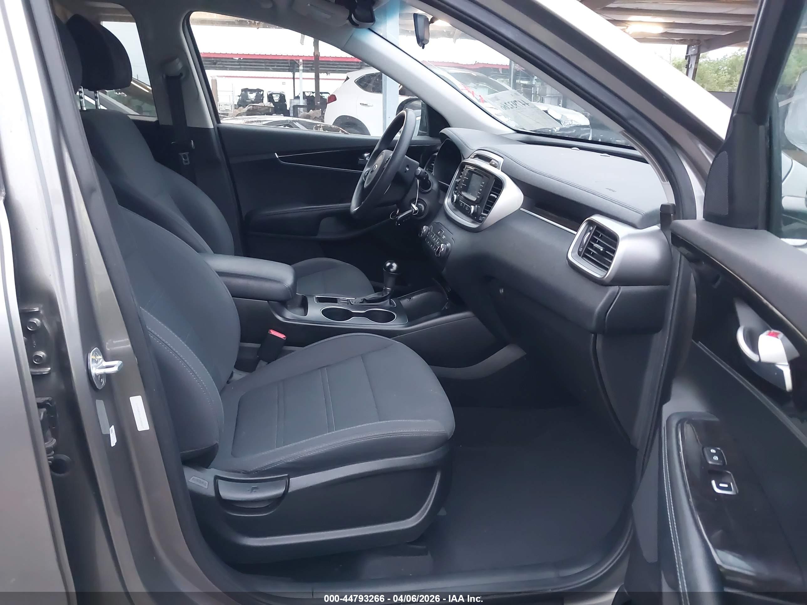 KIA SORENTO image 5