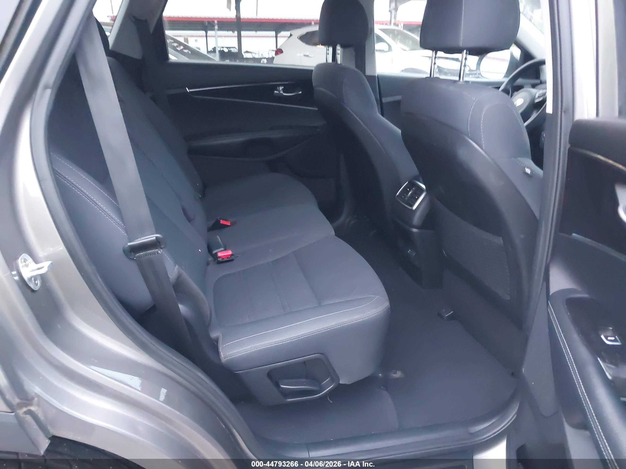 KIA SORENTO image 8