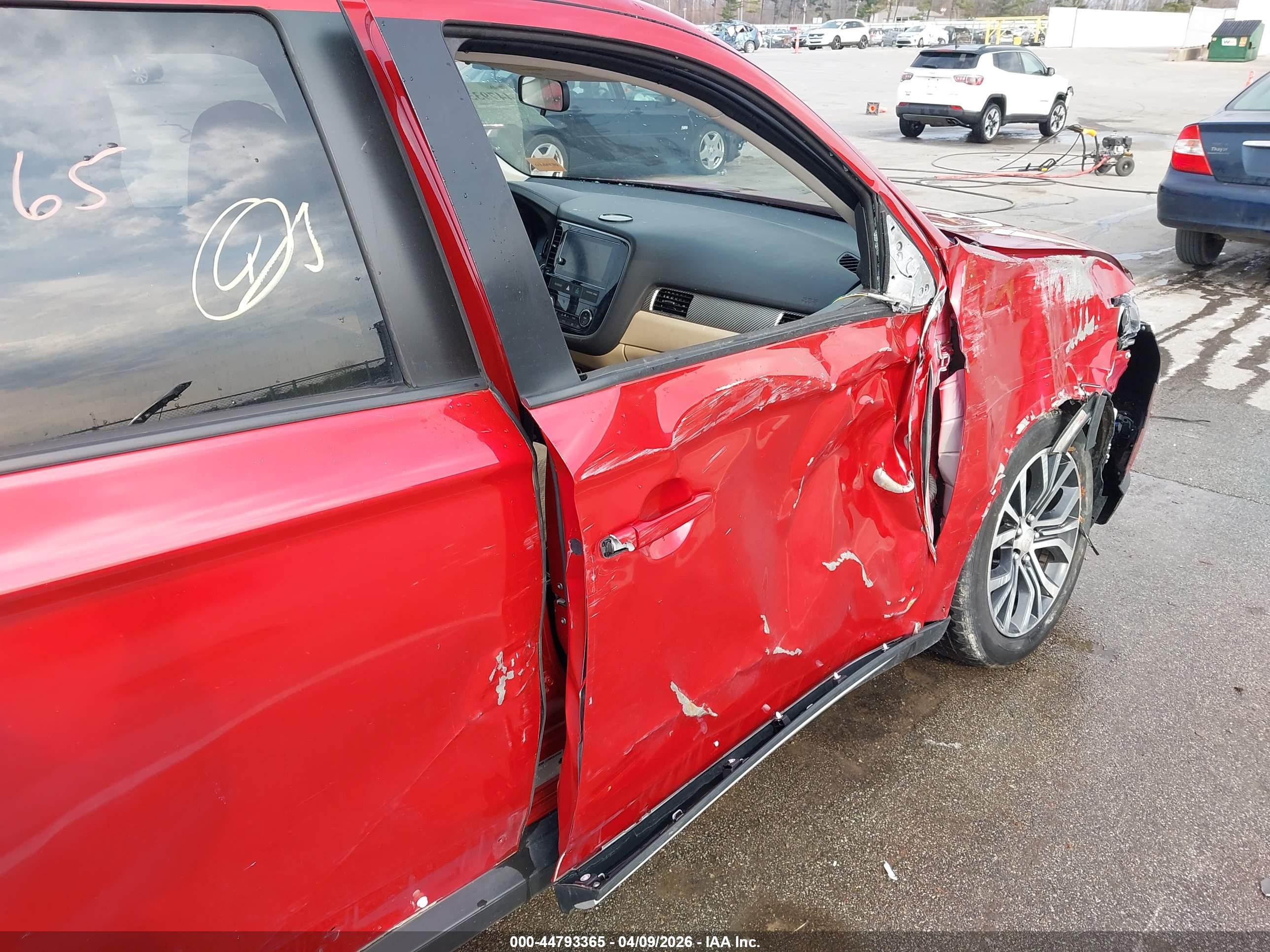 MITSUBISHI OUTLANDER image 6