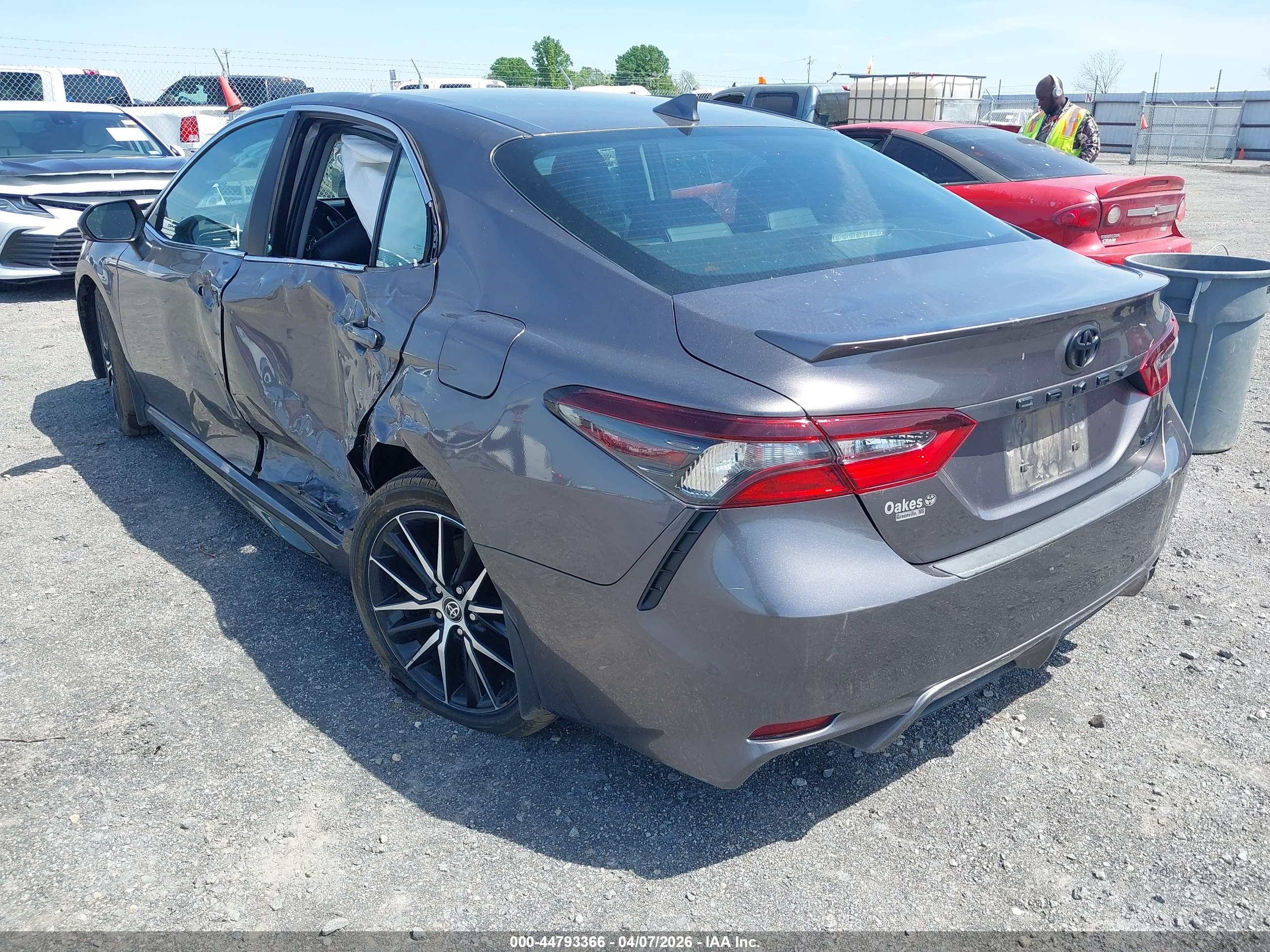 TOYOTA CAMRY image 3