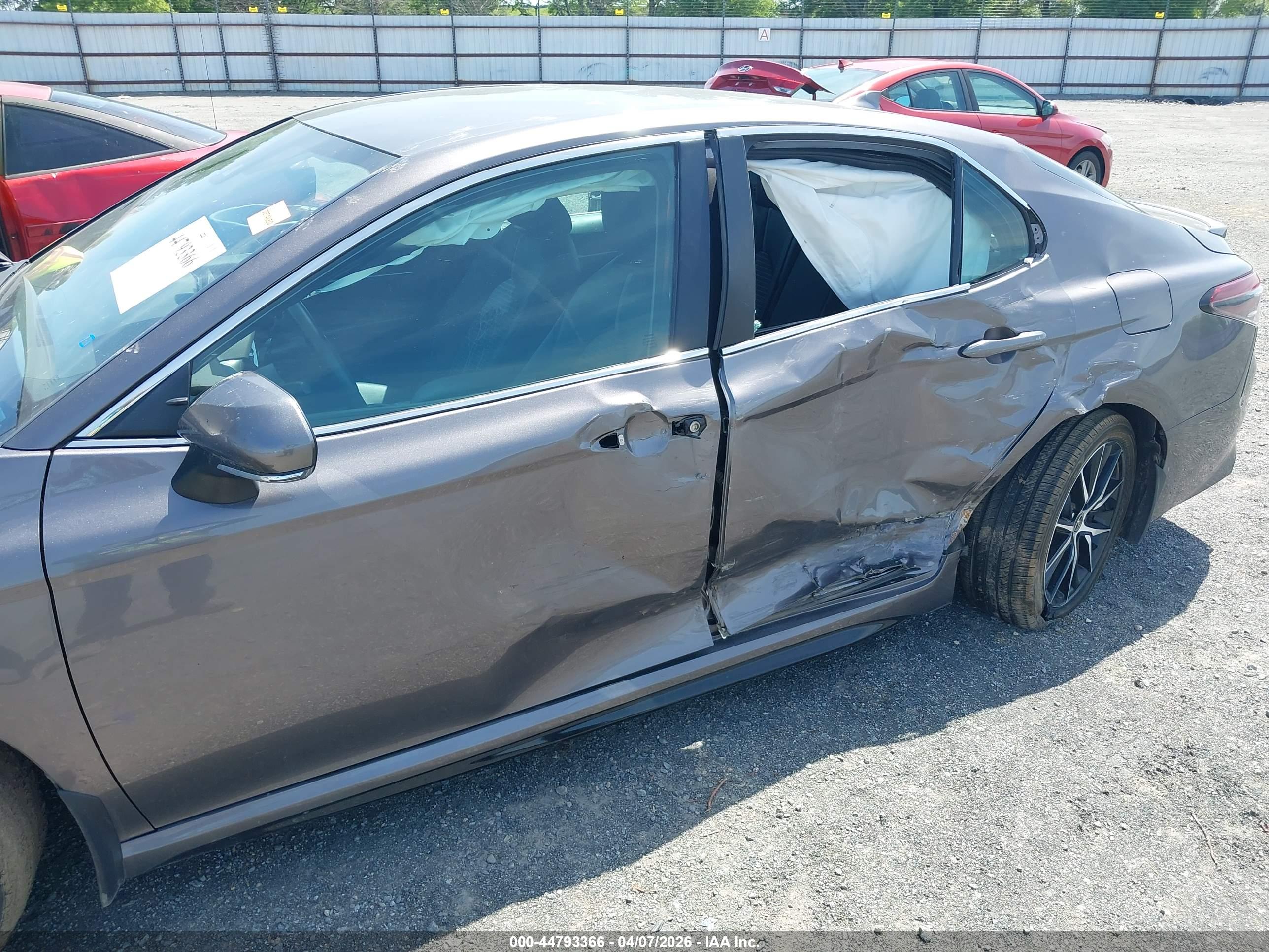 TOYOTA CAMRY image 6