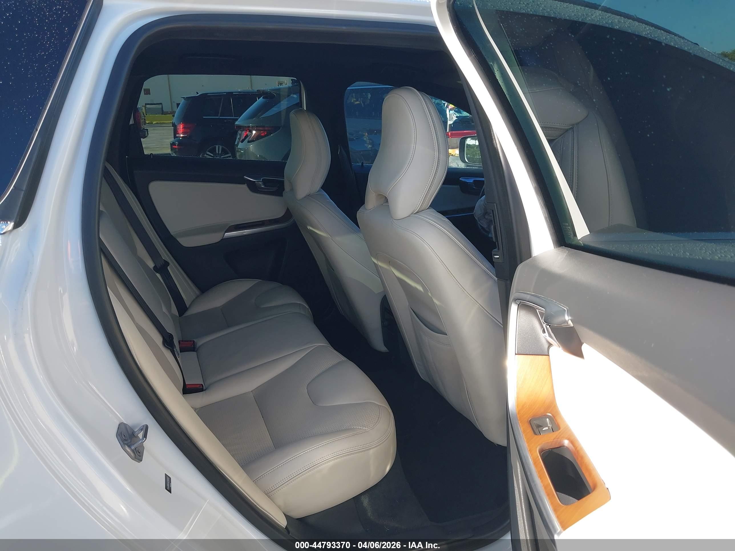 VOLVO XC60 image 8
