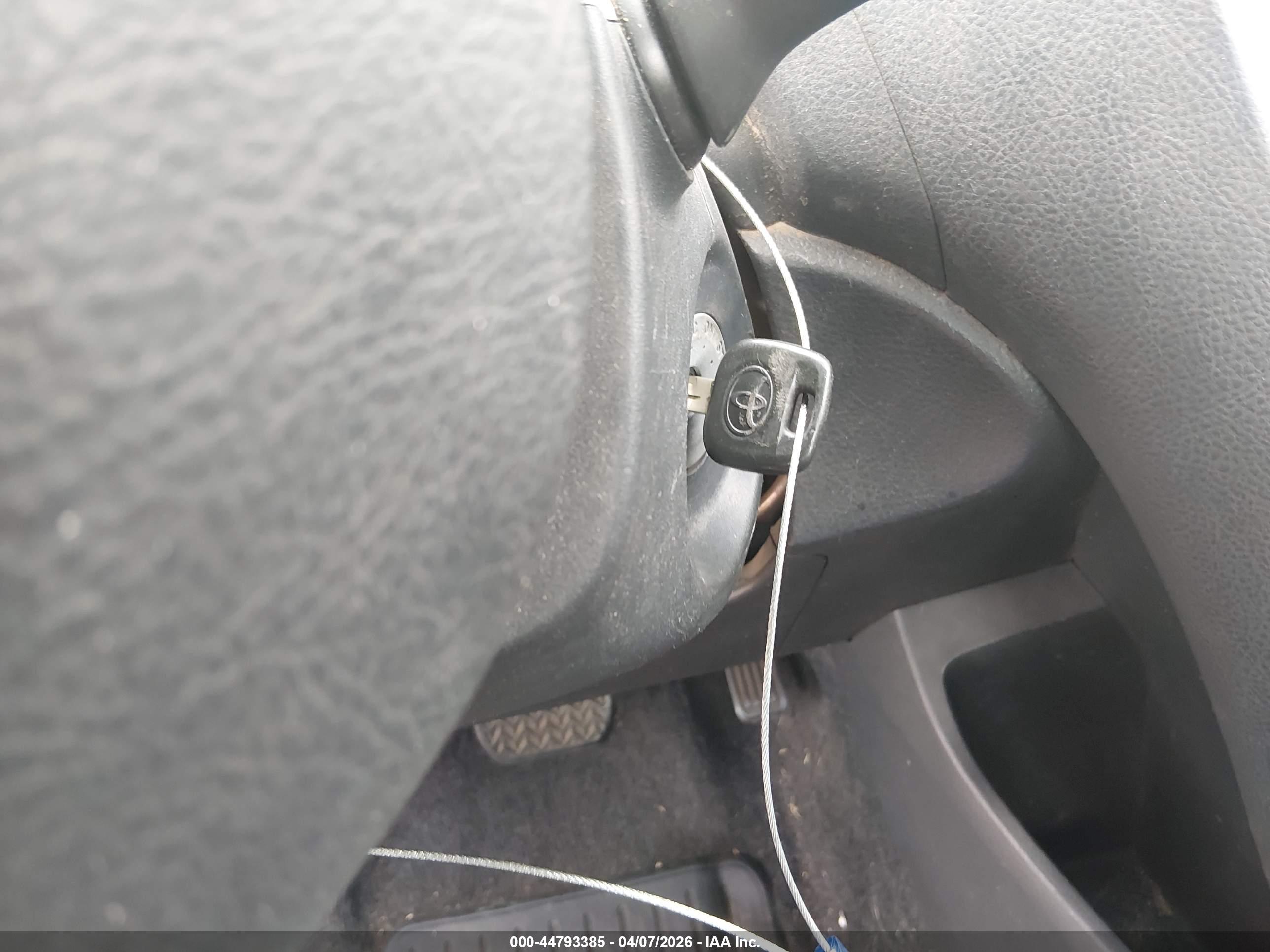 TOYOTA YARIS image 11