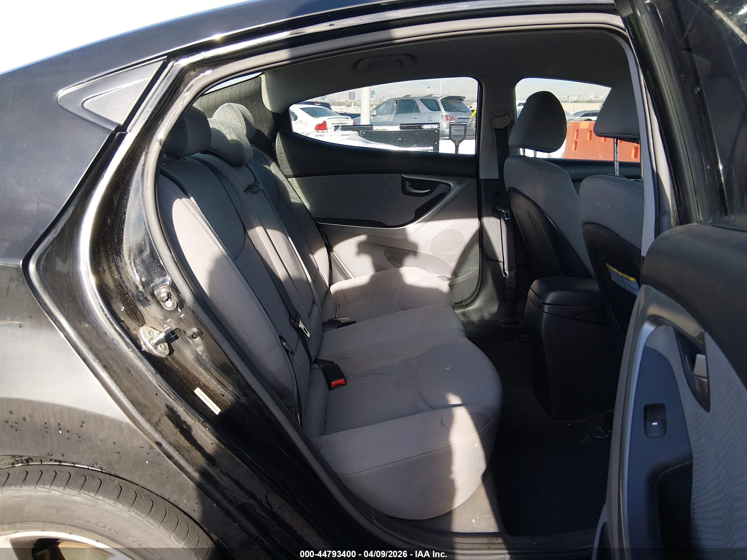 HYUNDAI ELANTRA image 8