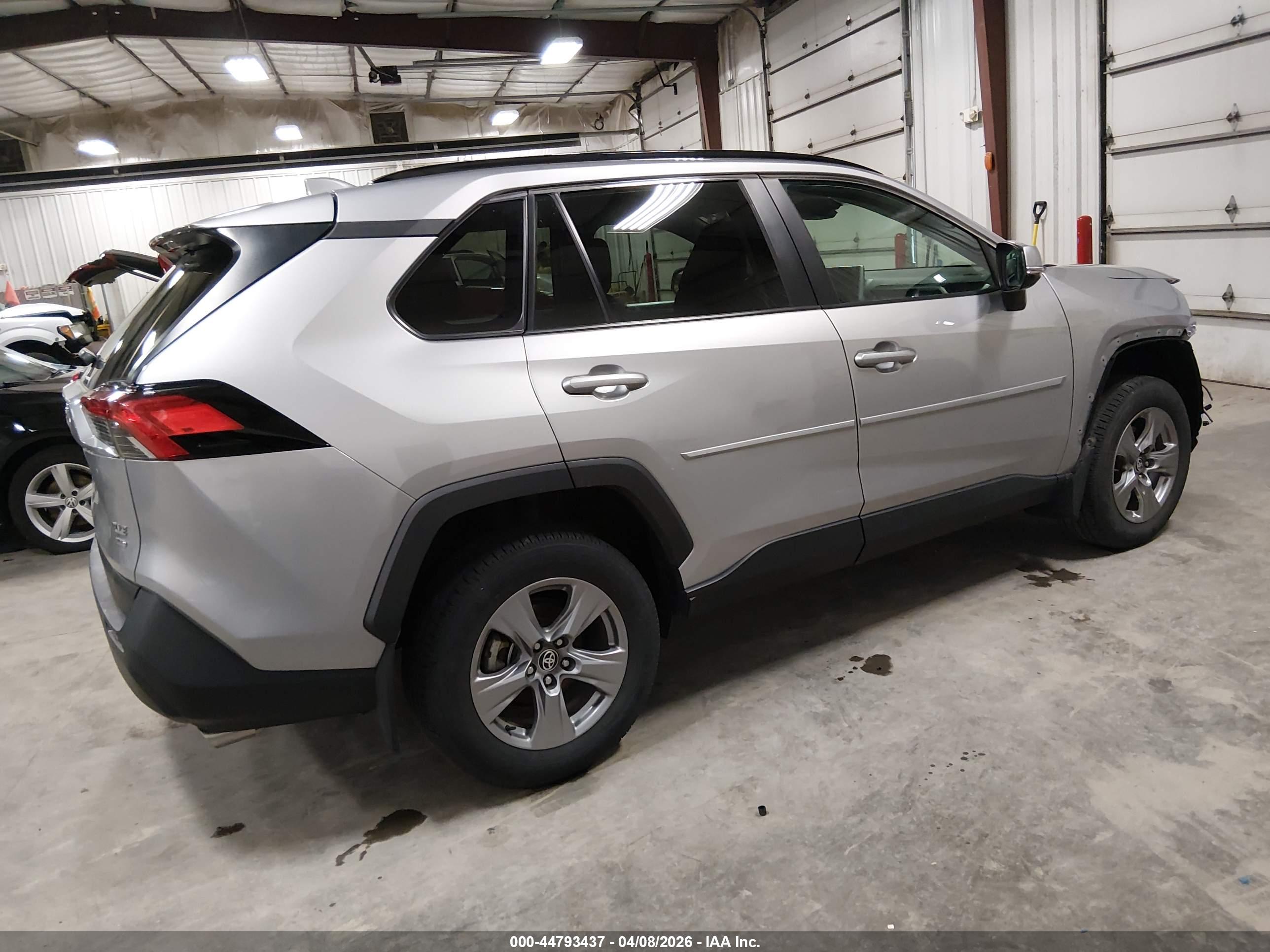 TOYOTA RAV4 image 4