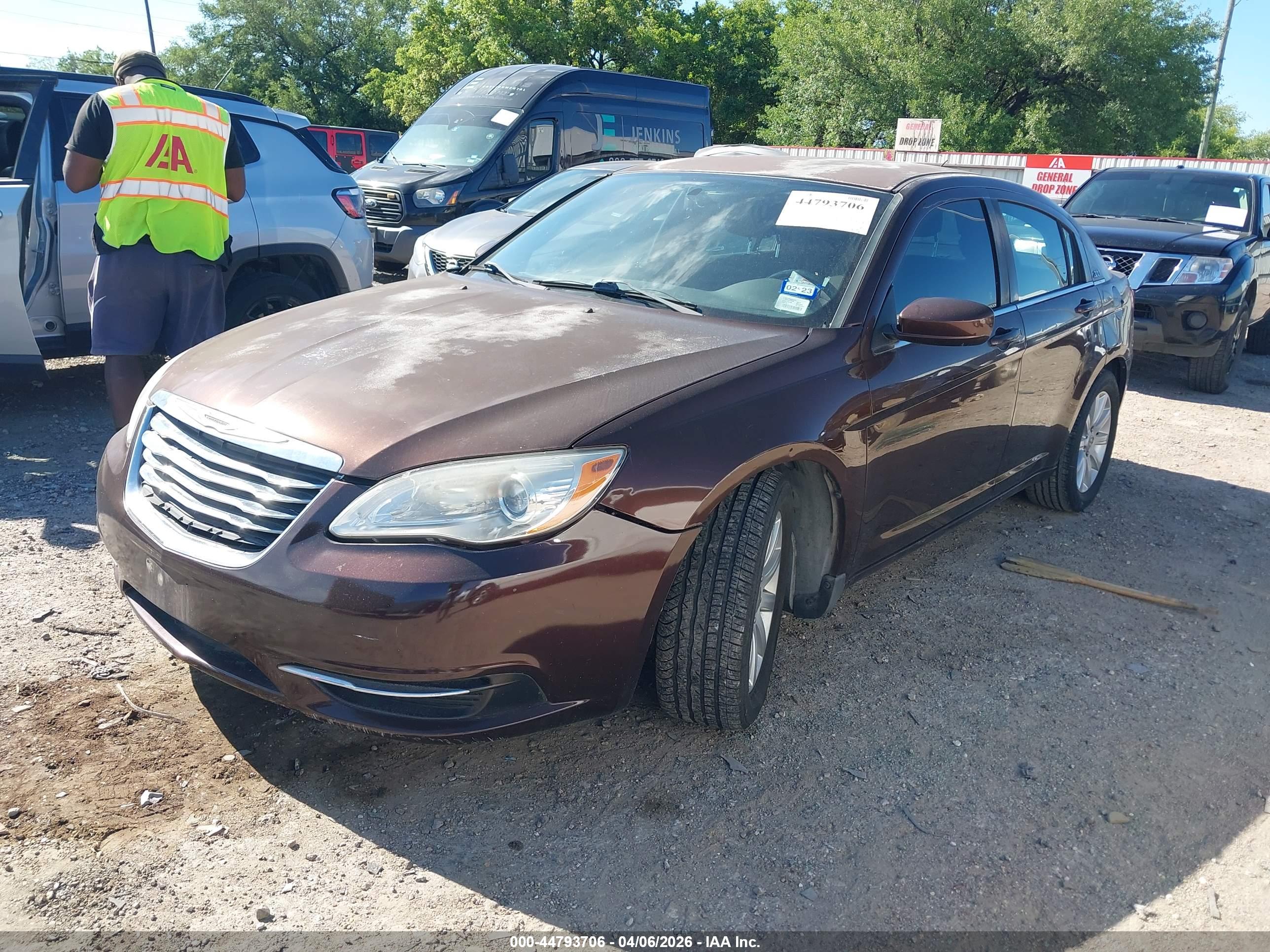 CHRYSLER 200 image 2