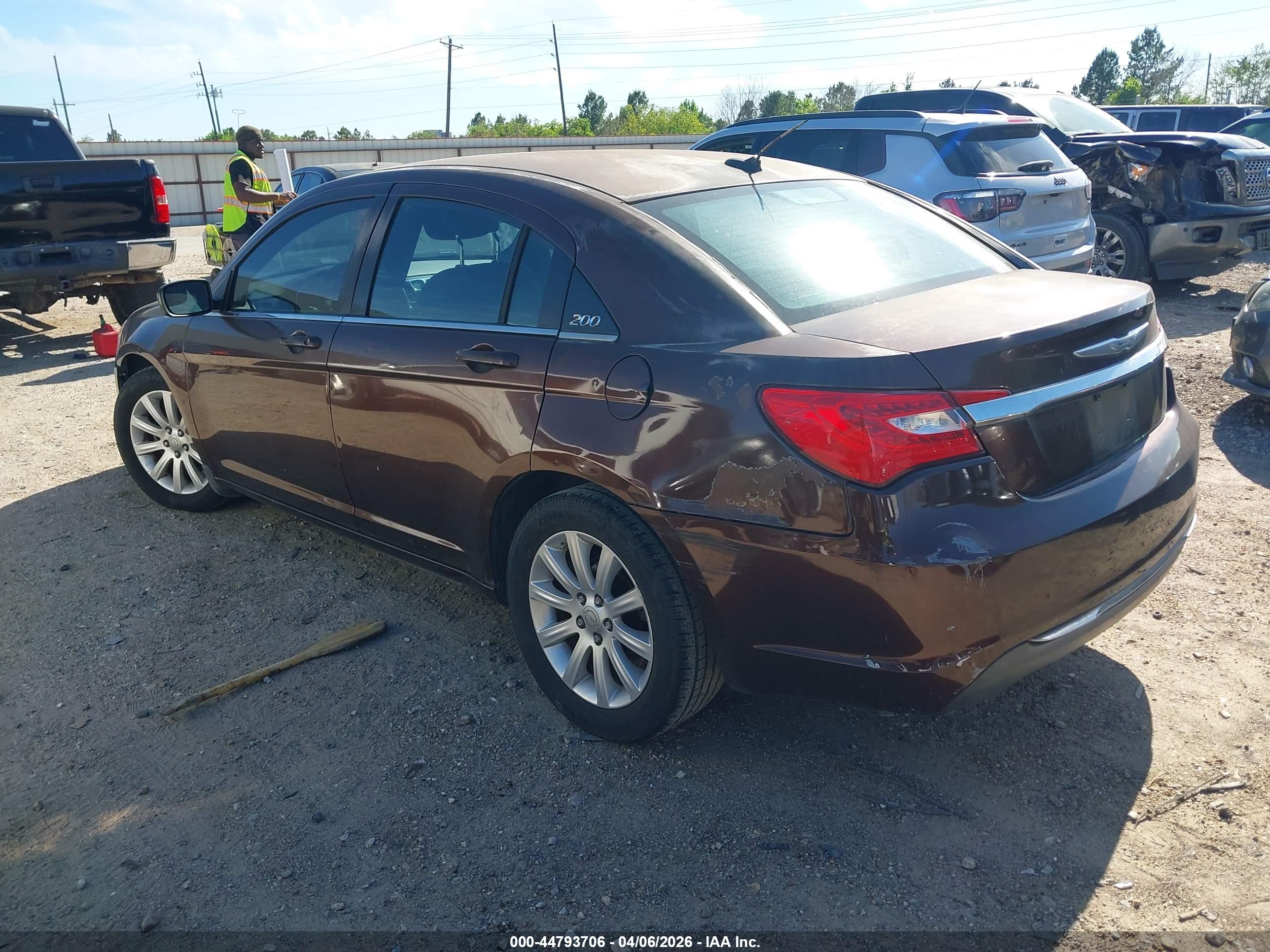 CHRYSLER 200 image 3