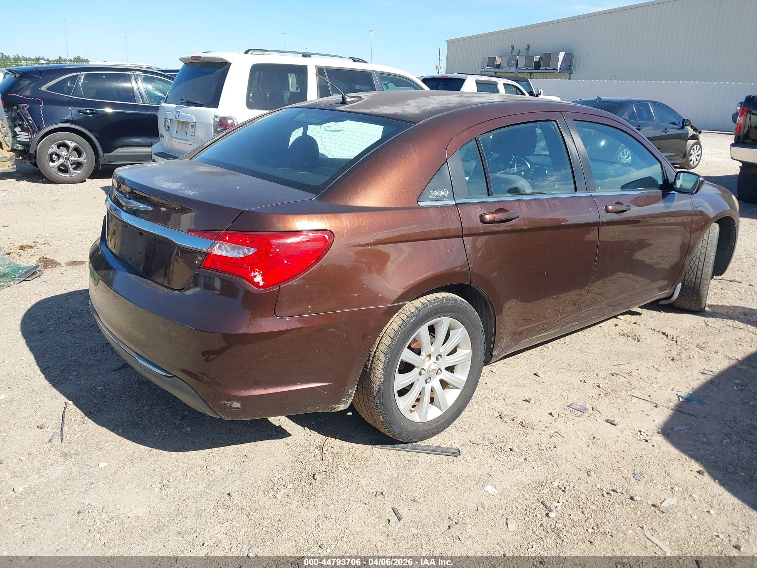 CHRYSLER 200 image 4