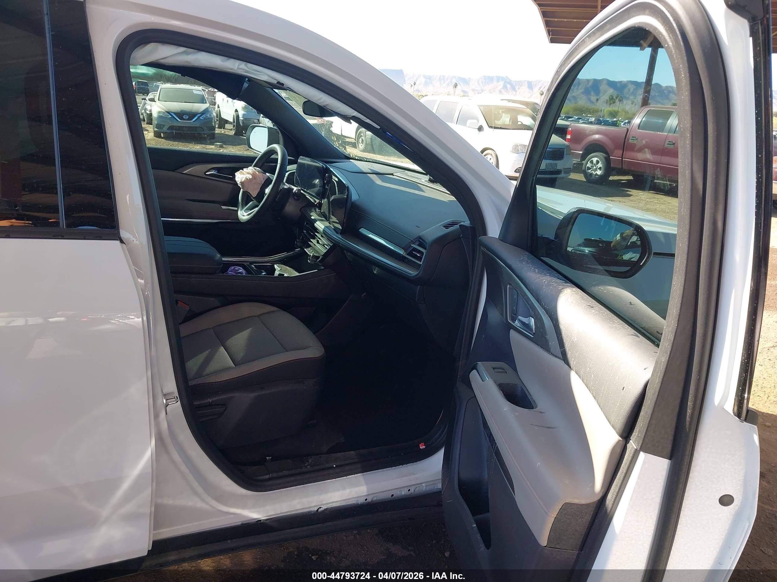 CHEVROLET TRAVERSE image 5