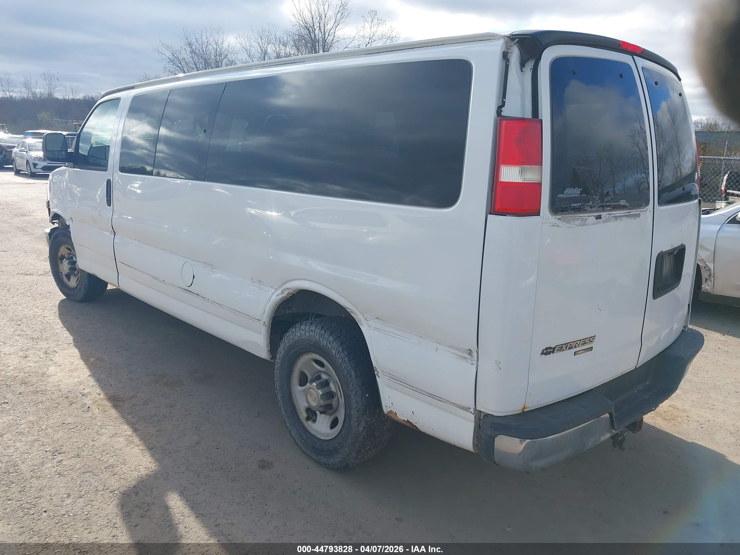 CHEVROLET EXPRESS image 3