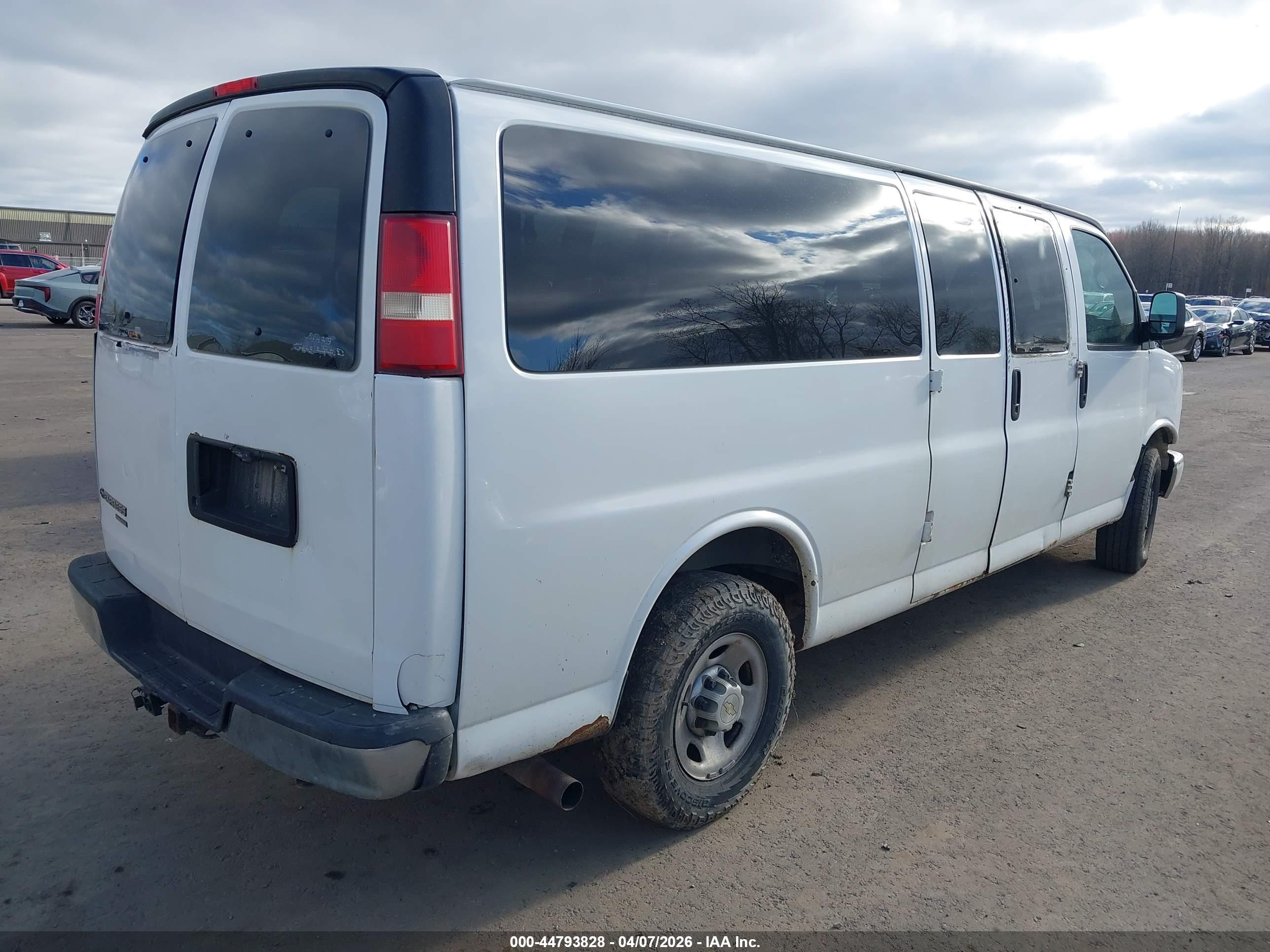 CHEVROLET EXPRESS image 4