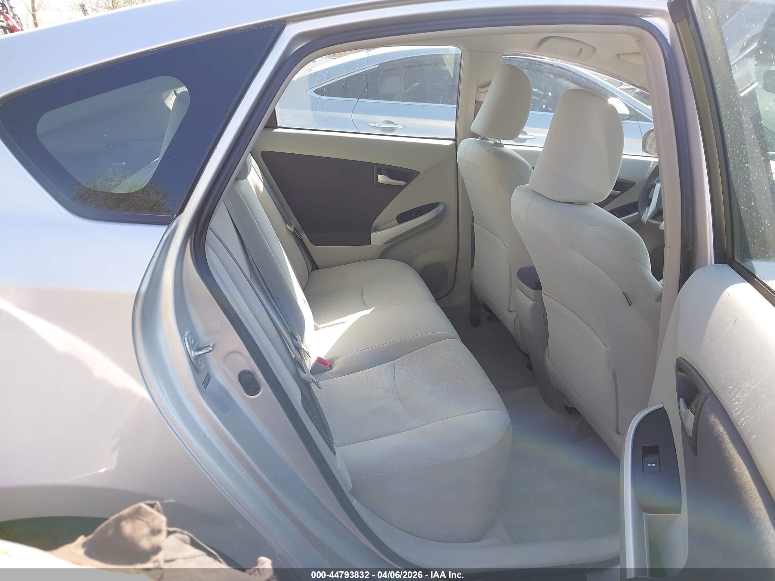 TOYOTA PRIUS image 8