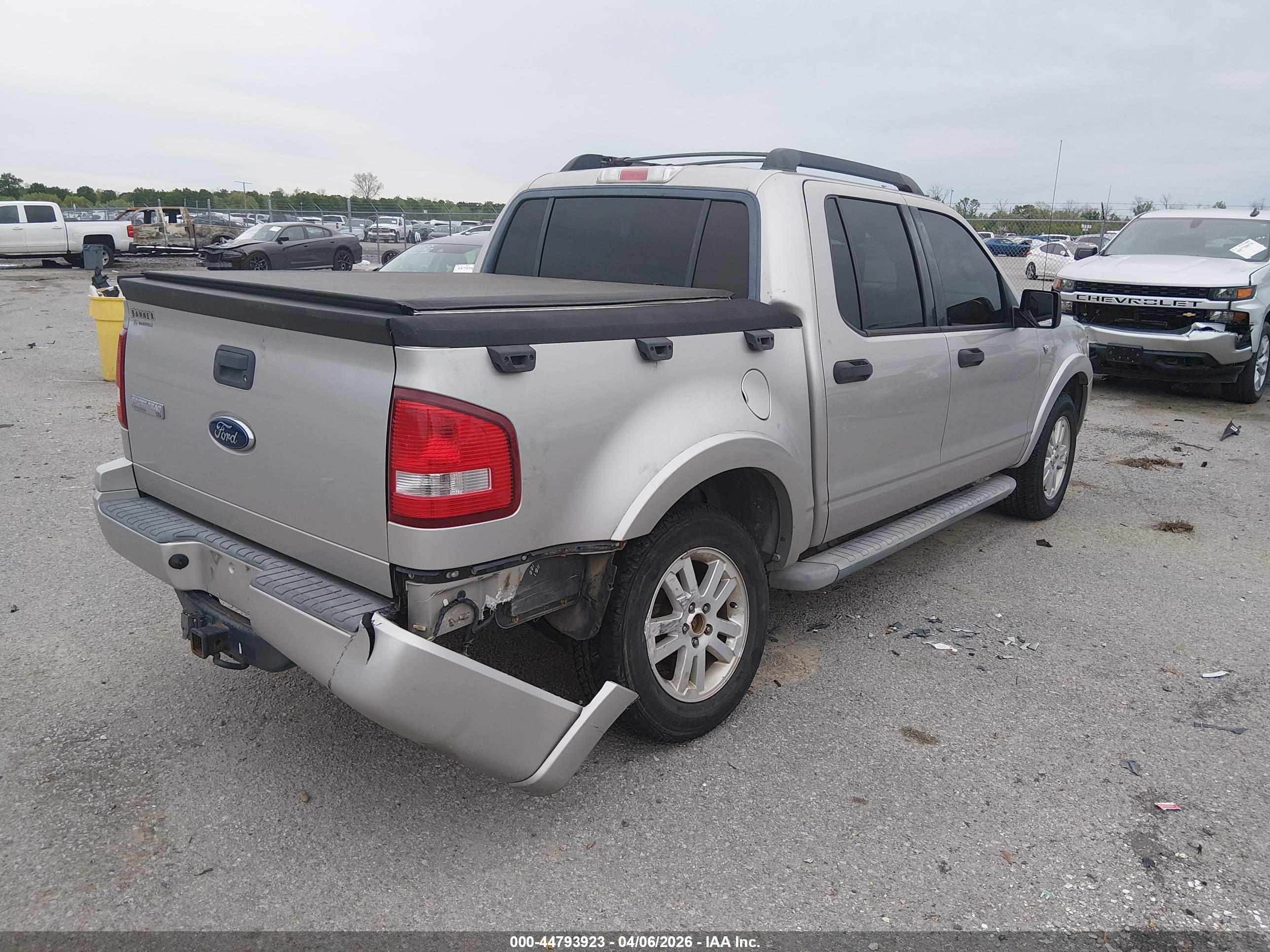 FORD EXPLORER image 4