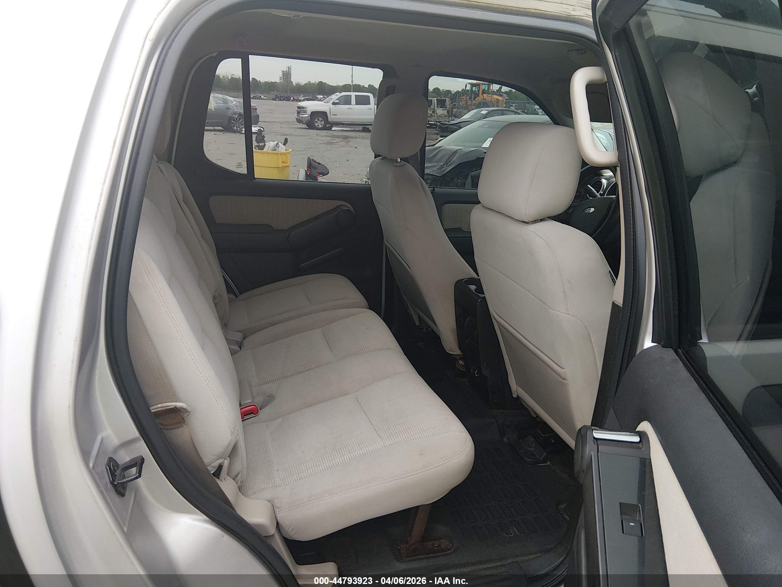 FORD EXPLORER image 8