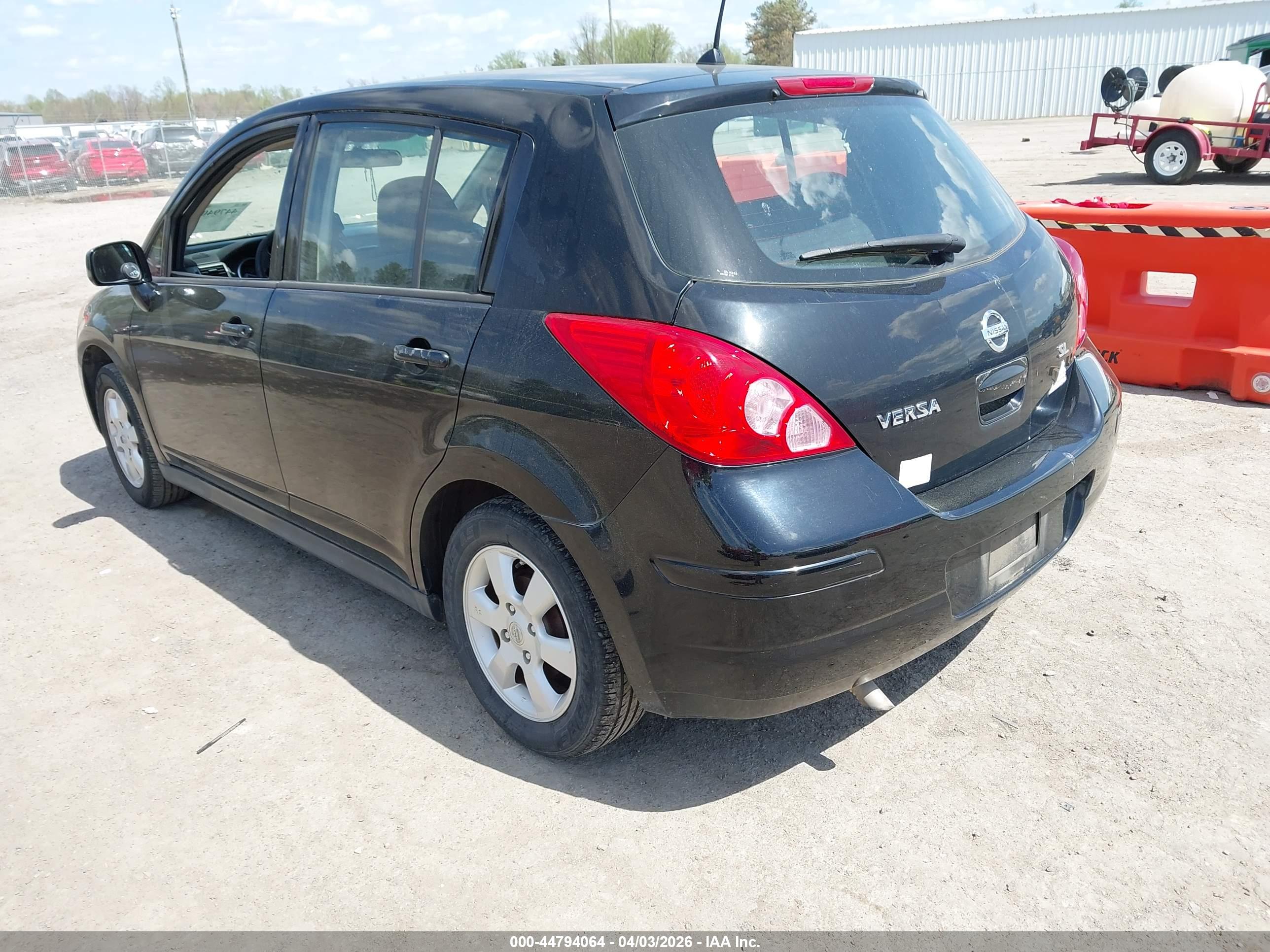 NISSAN VERSA image 3
