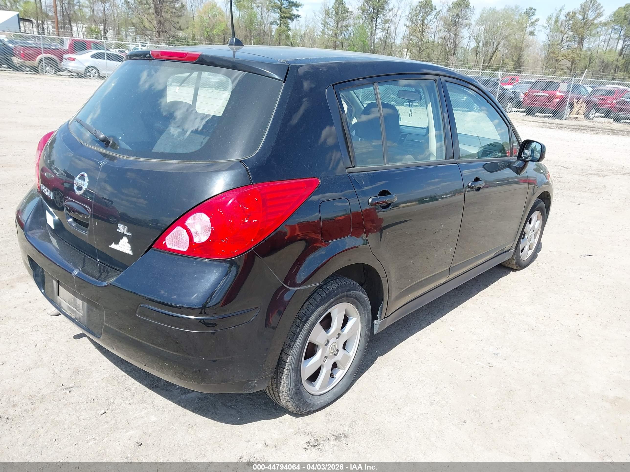 NISSAN VERSA image 4