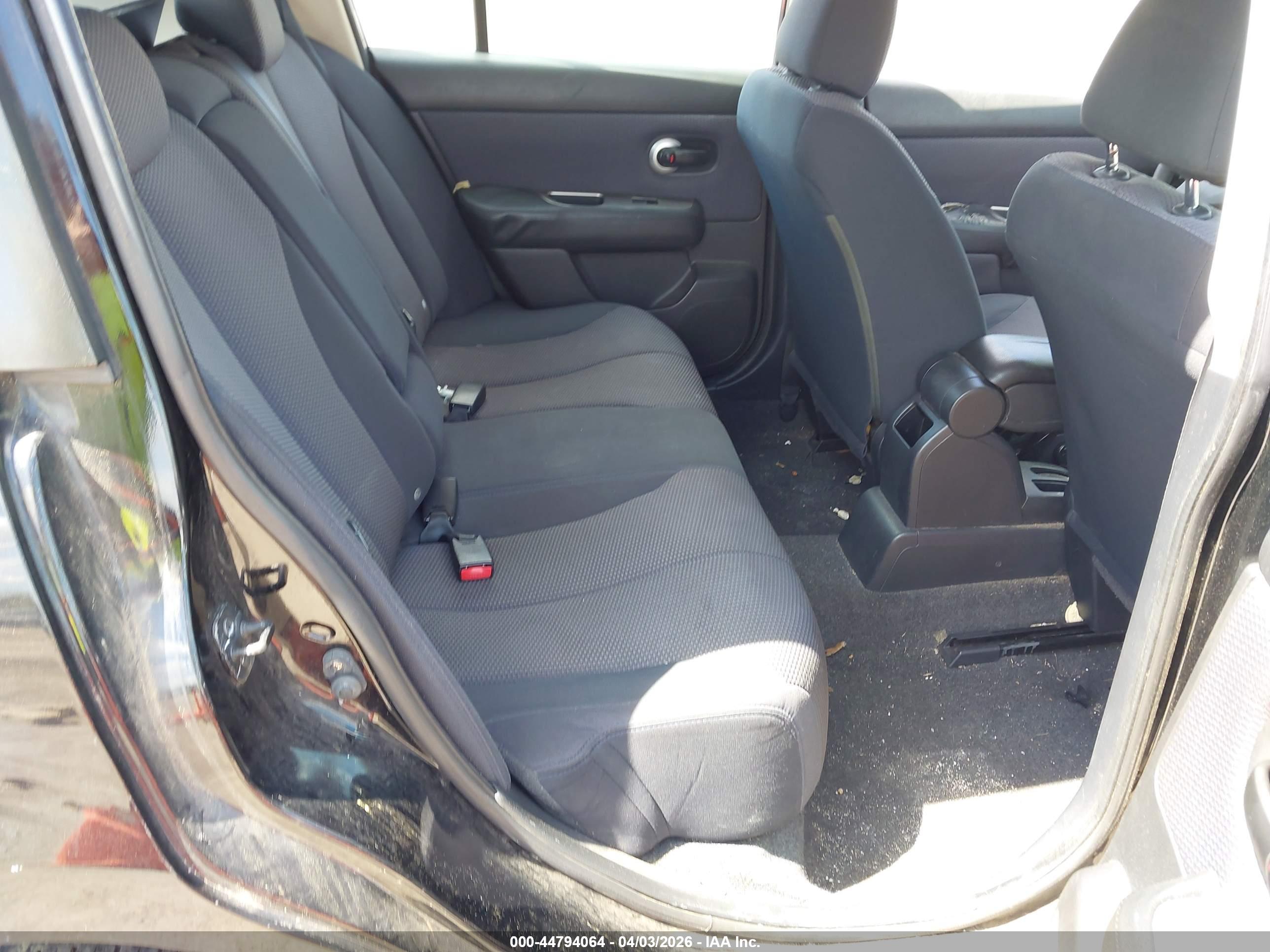 NISSAN VERSA image 8