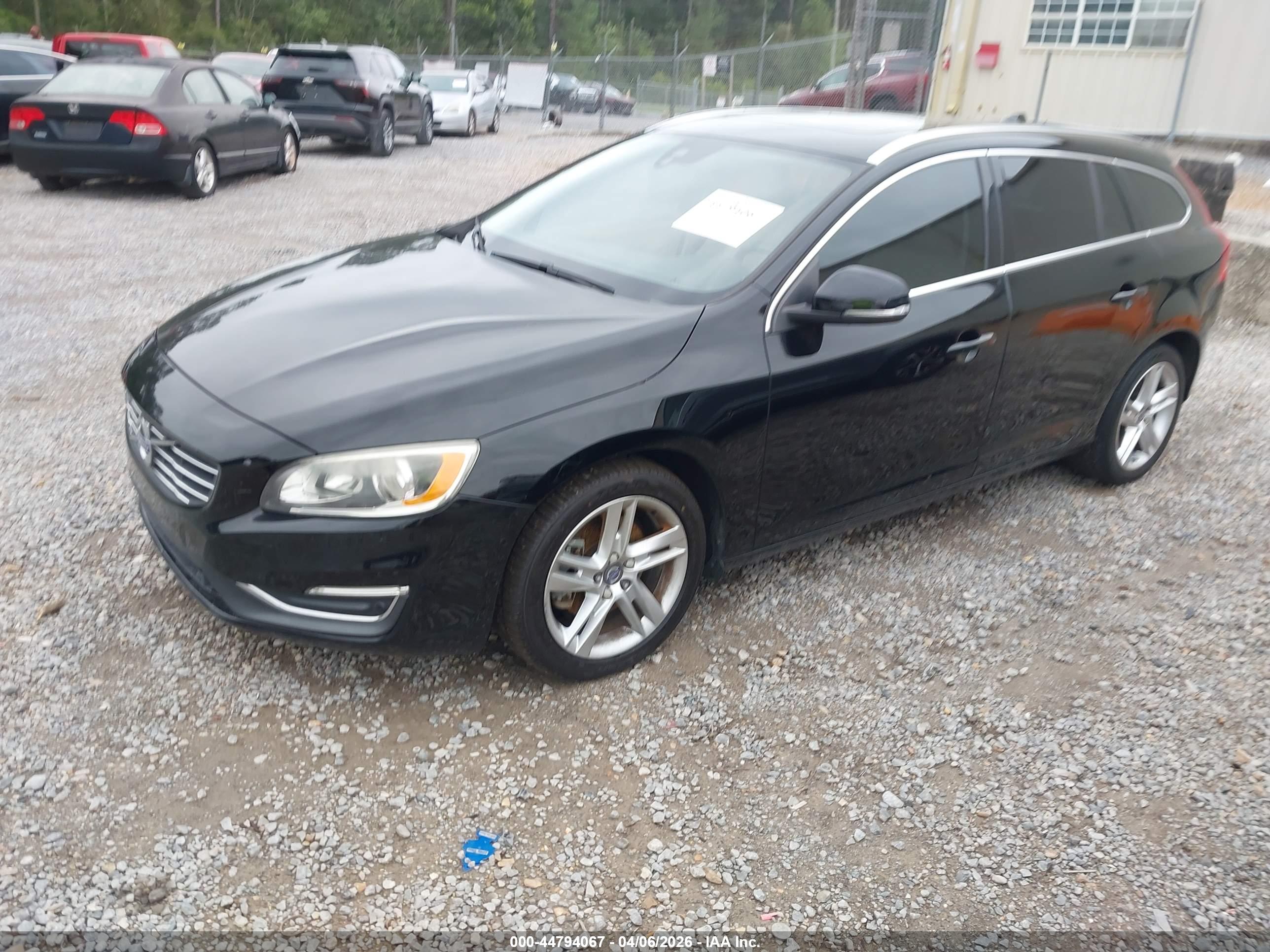 VOLVO V60 image 2