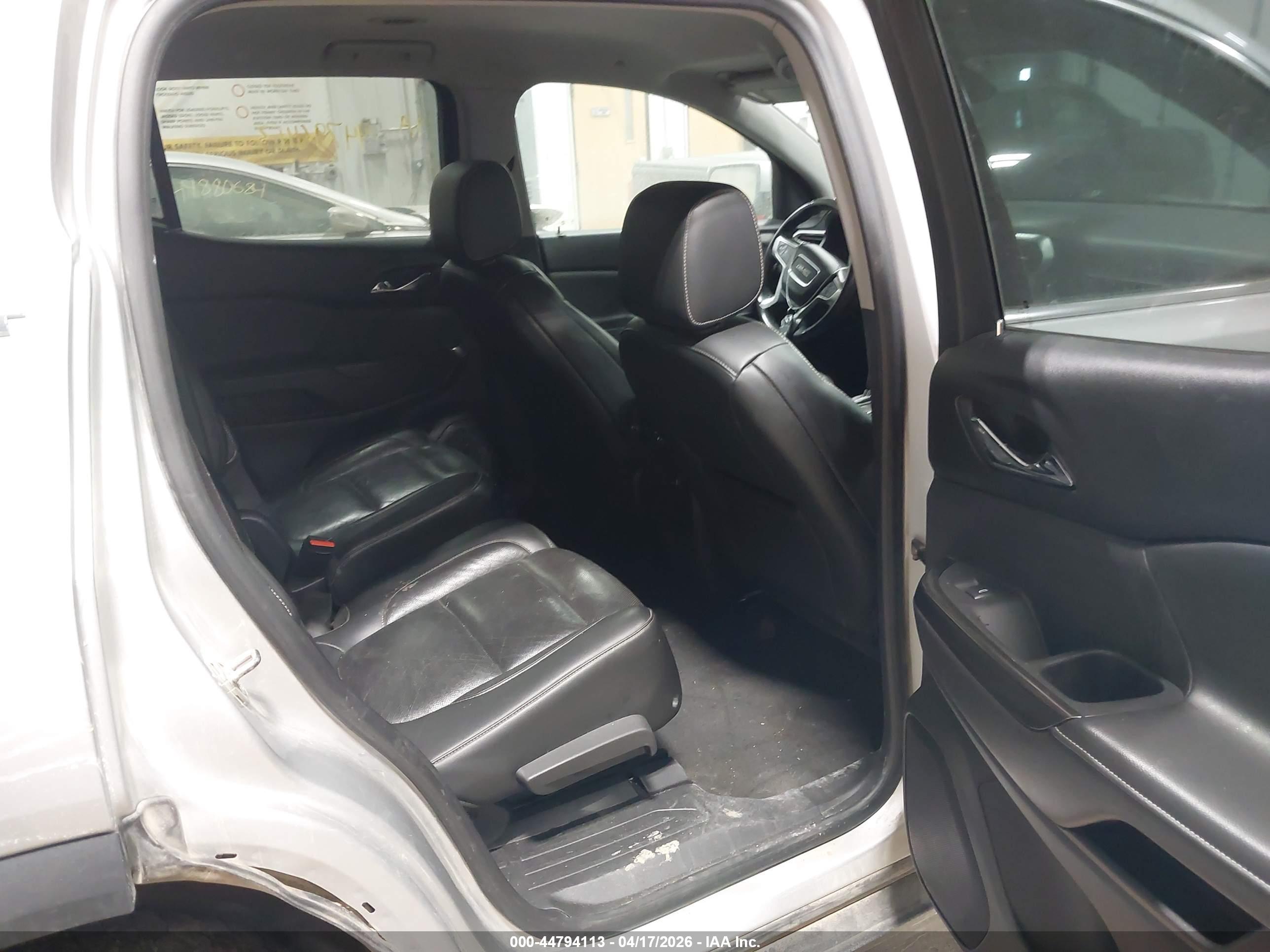 GMC ACADIA image 8