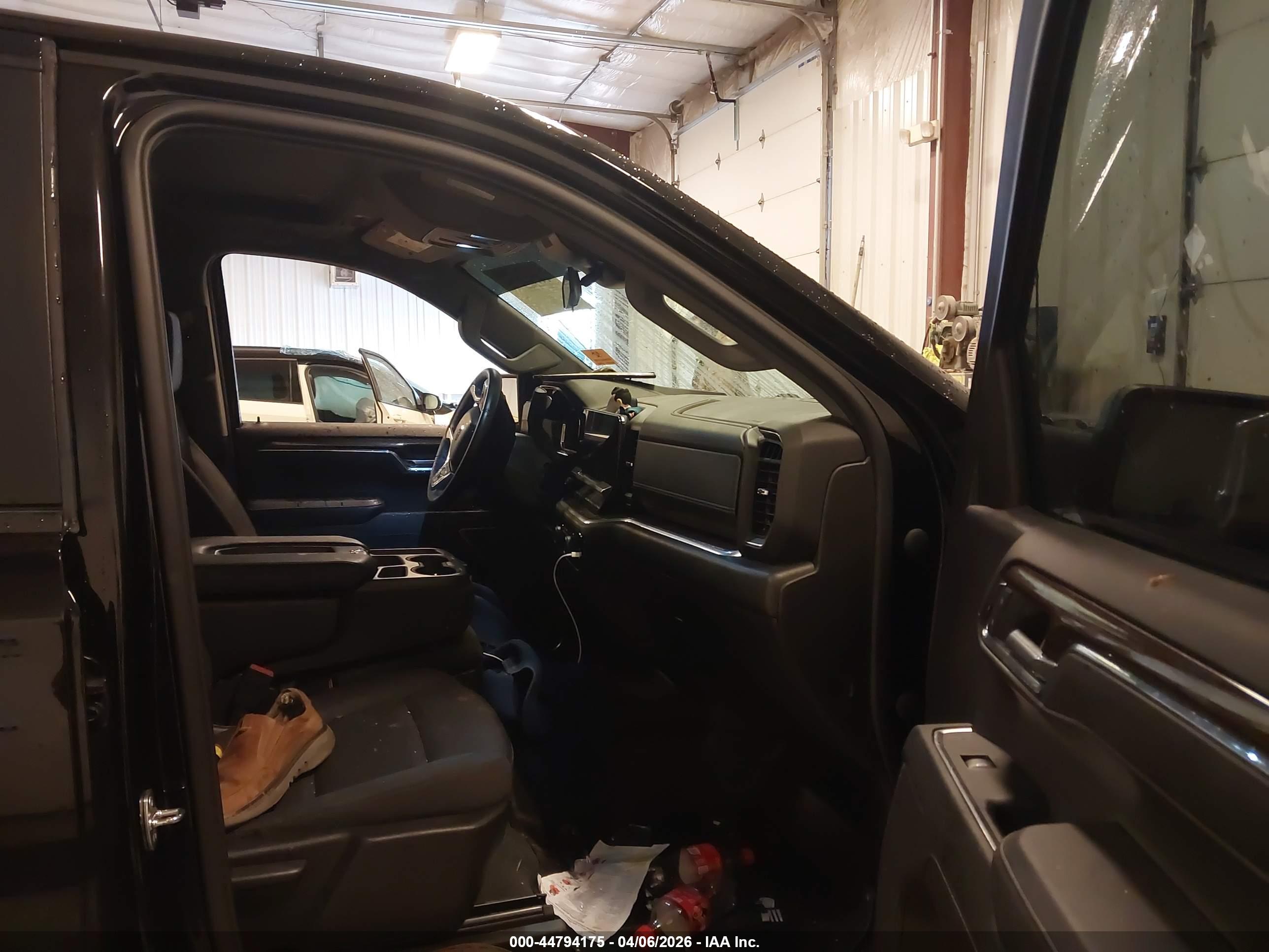 CHEVROLET SILVERADO image 5
