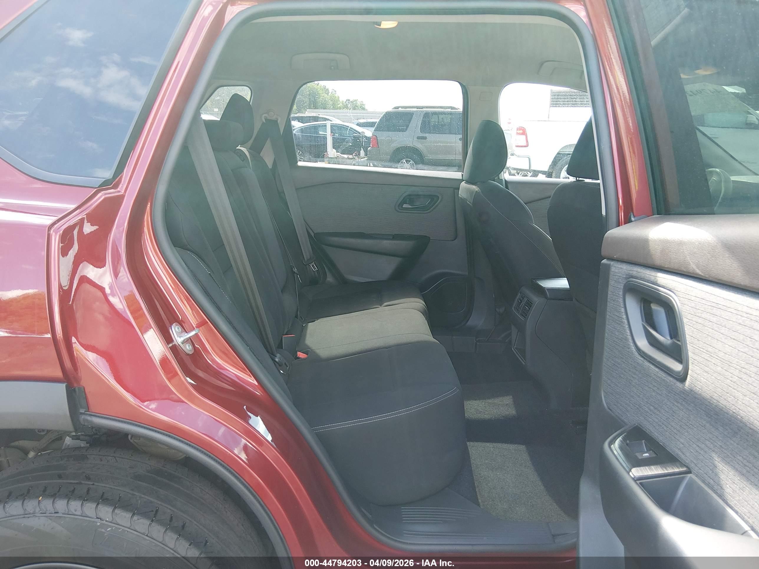 NISSAN ROGUE image 8