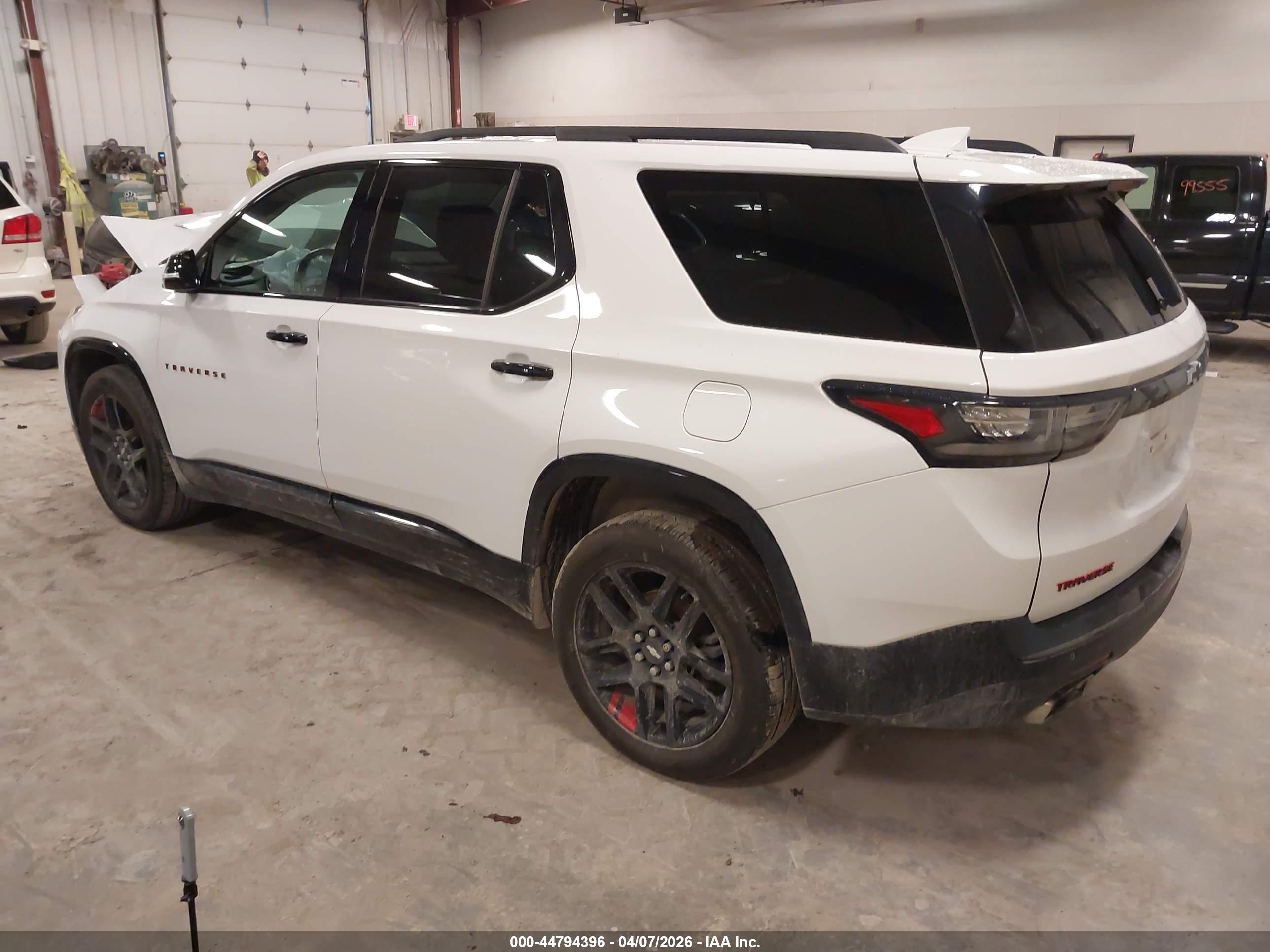 CHEVROLET TRAVERSE image 3