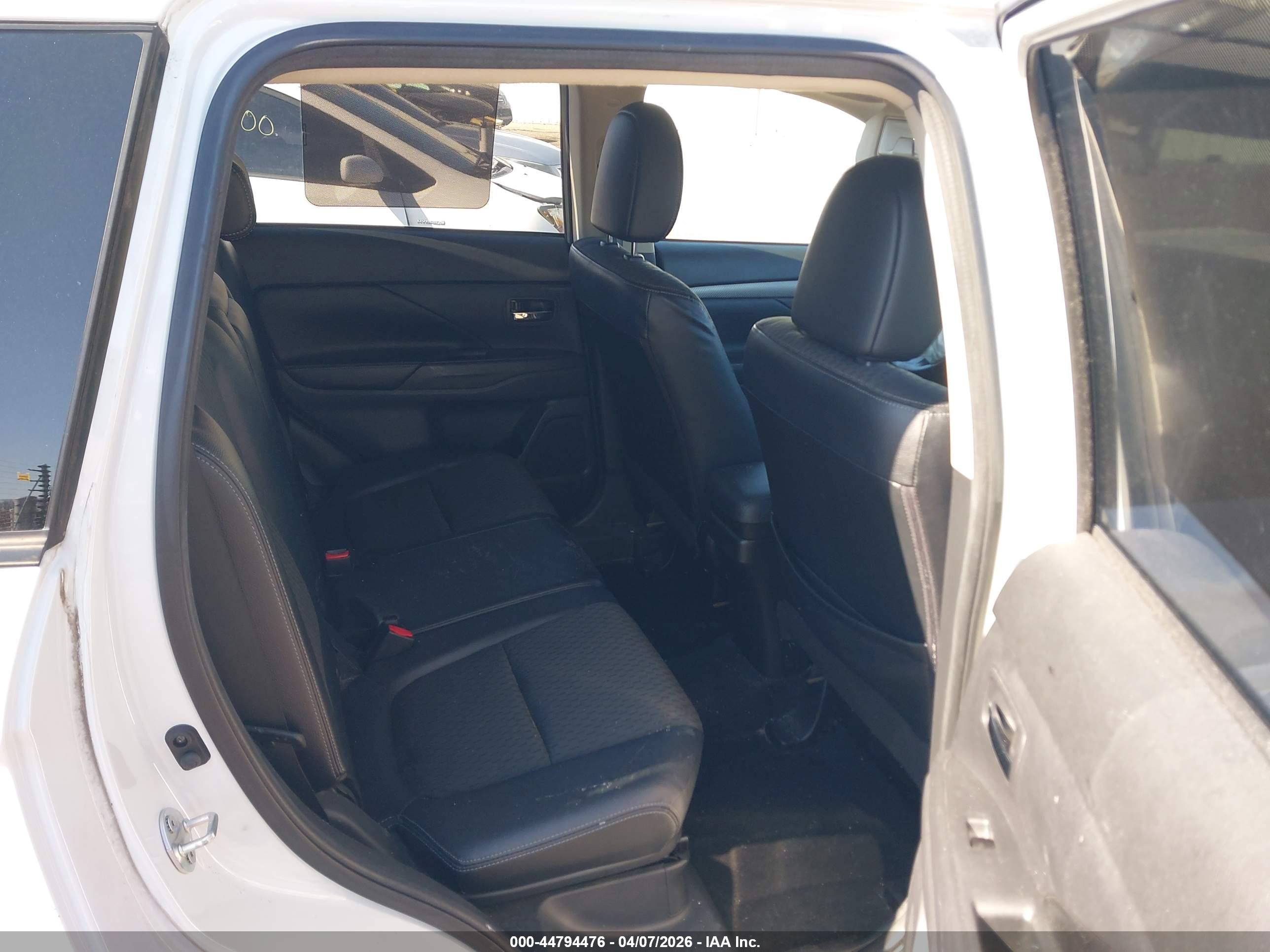 MITSUBISHI OUTLANDER image 8