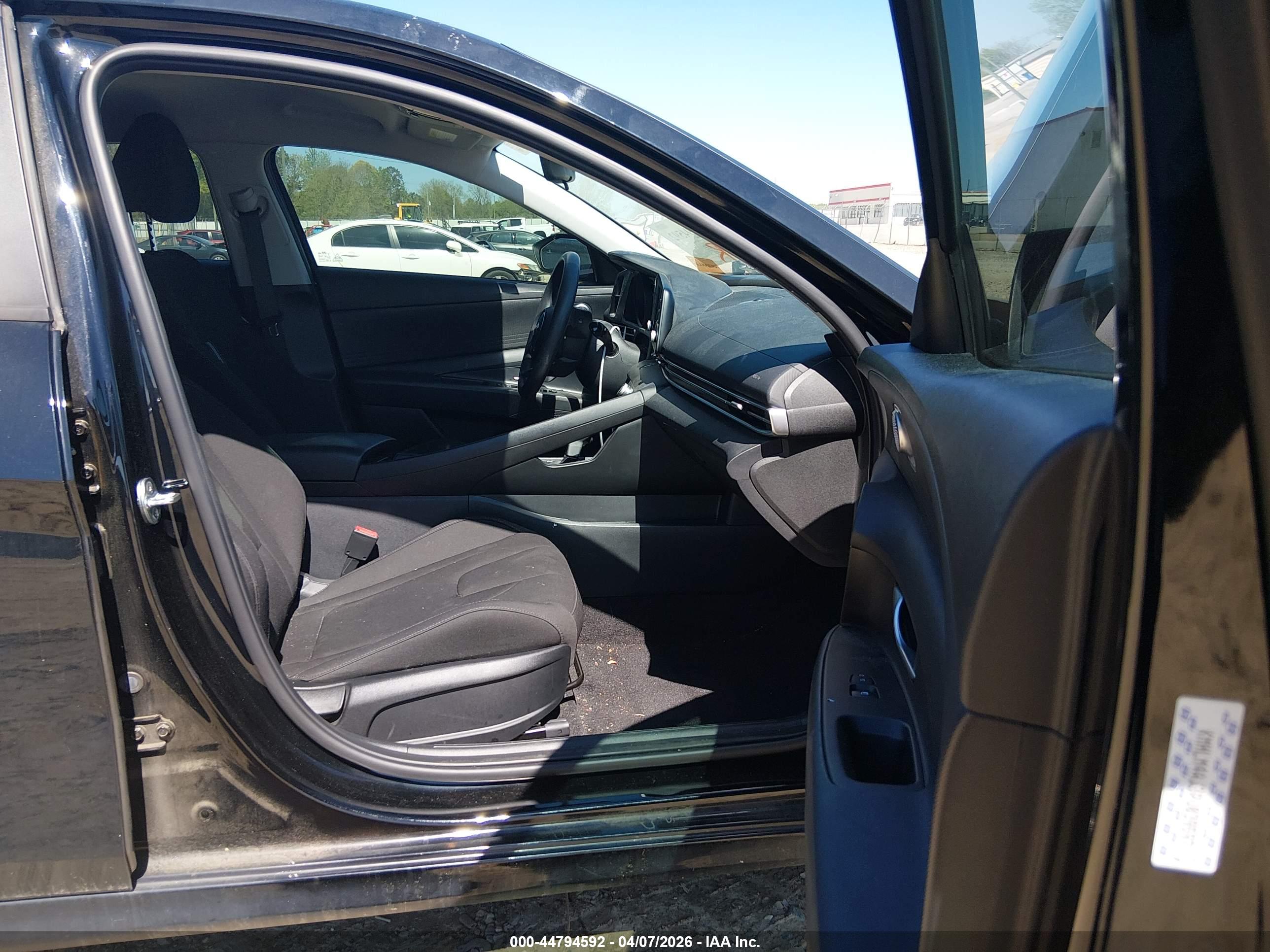 HYUNDAI ELANTRA image 5