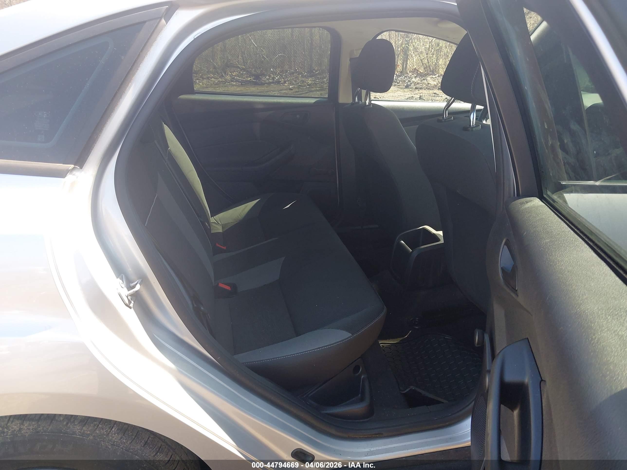 FORD FOCUS image 8