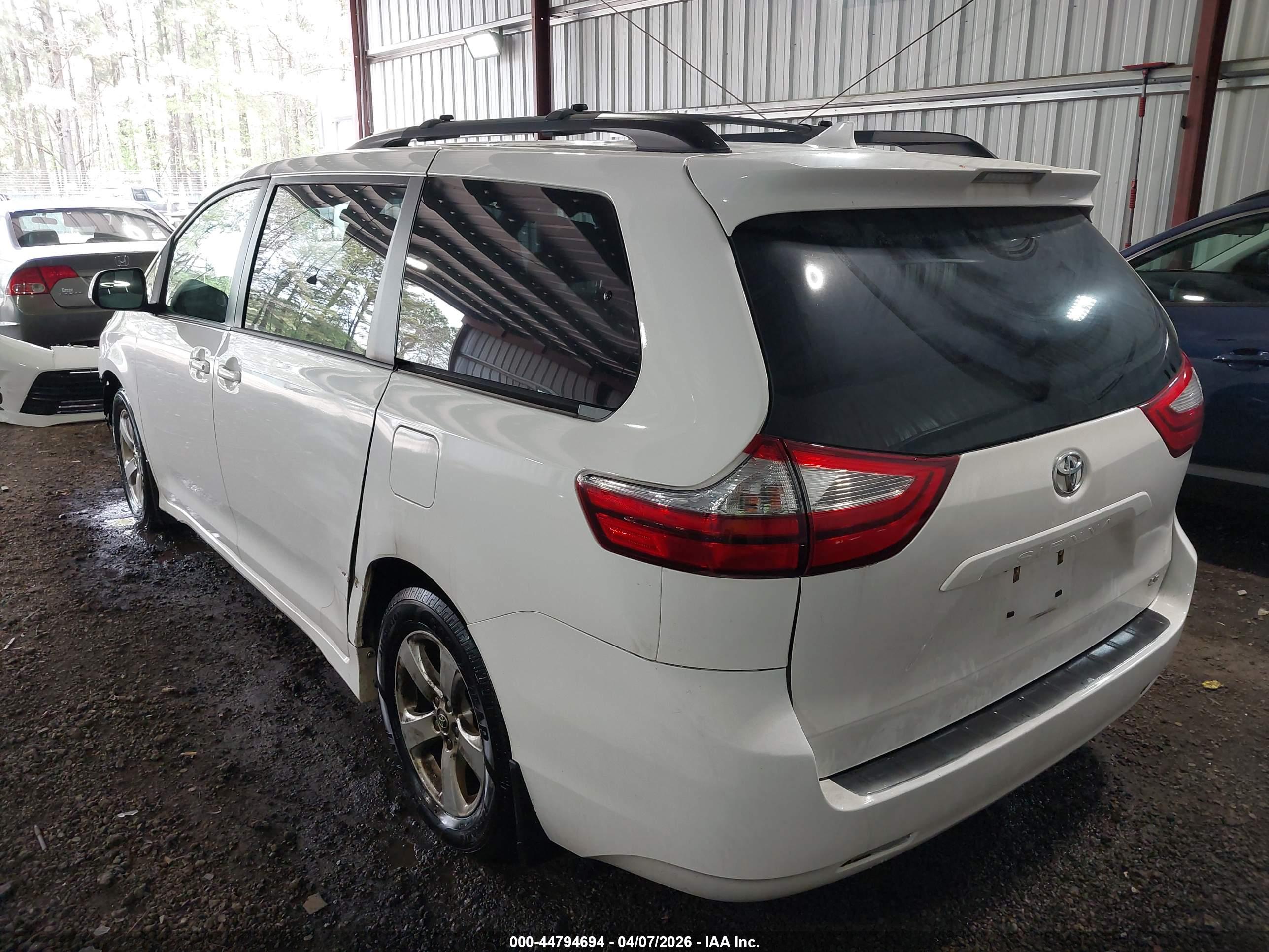 TOYOTA SIENNA image 3