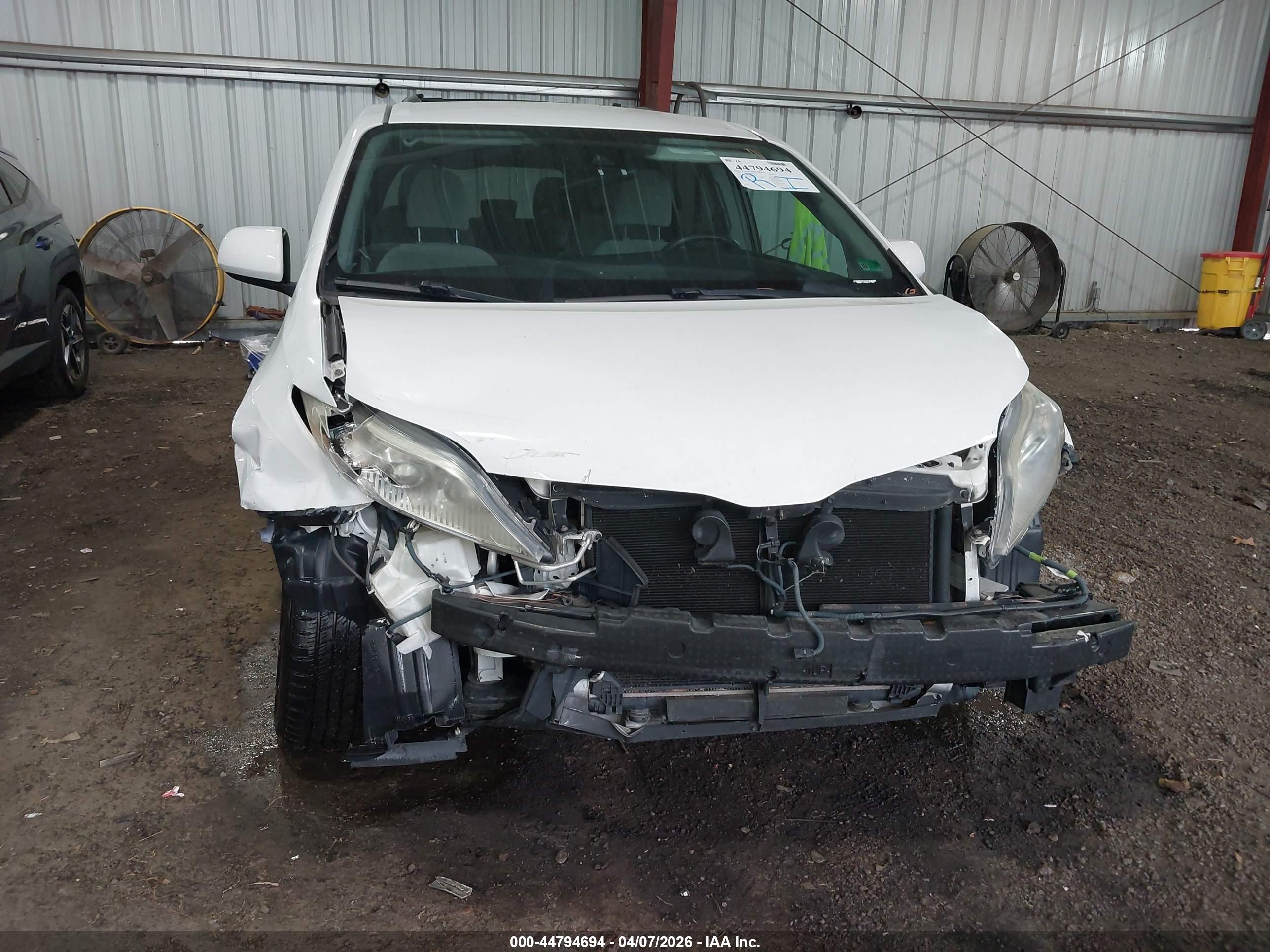 TOYOTA SIENNA image 6