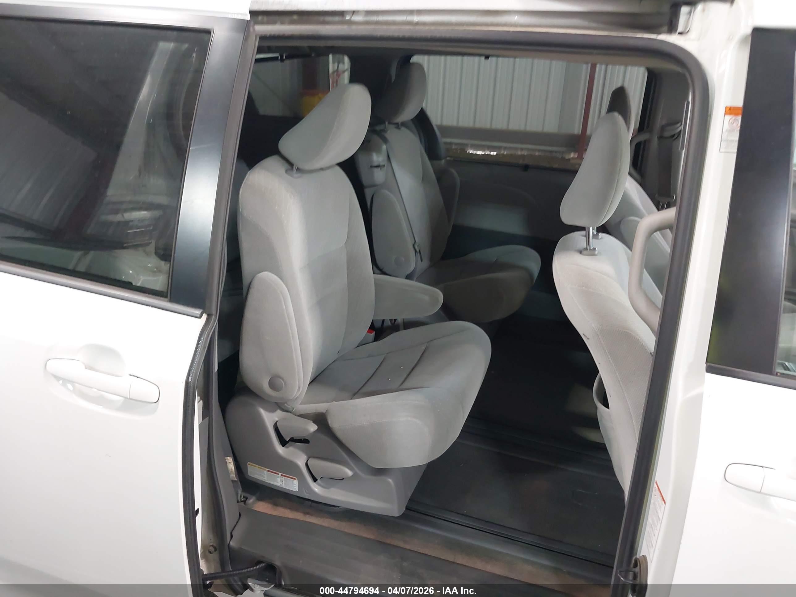 TOYOTA SIENNA image 8