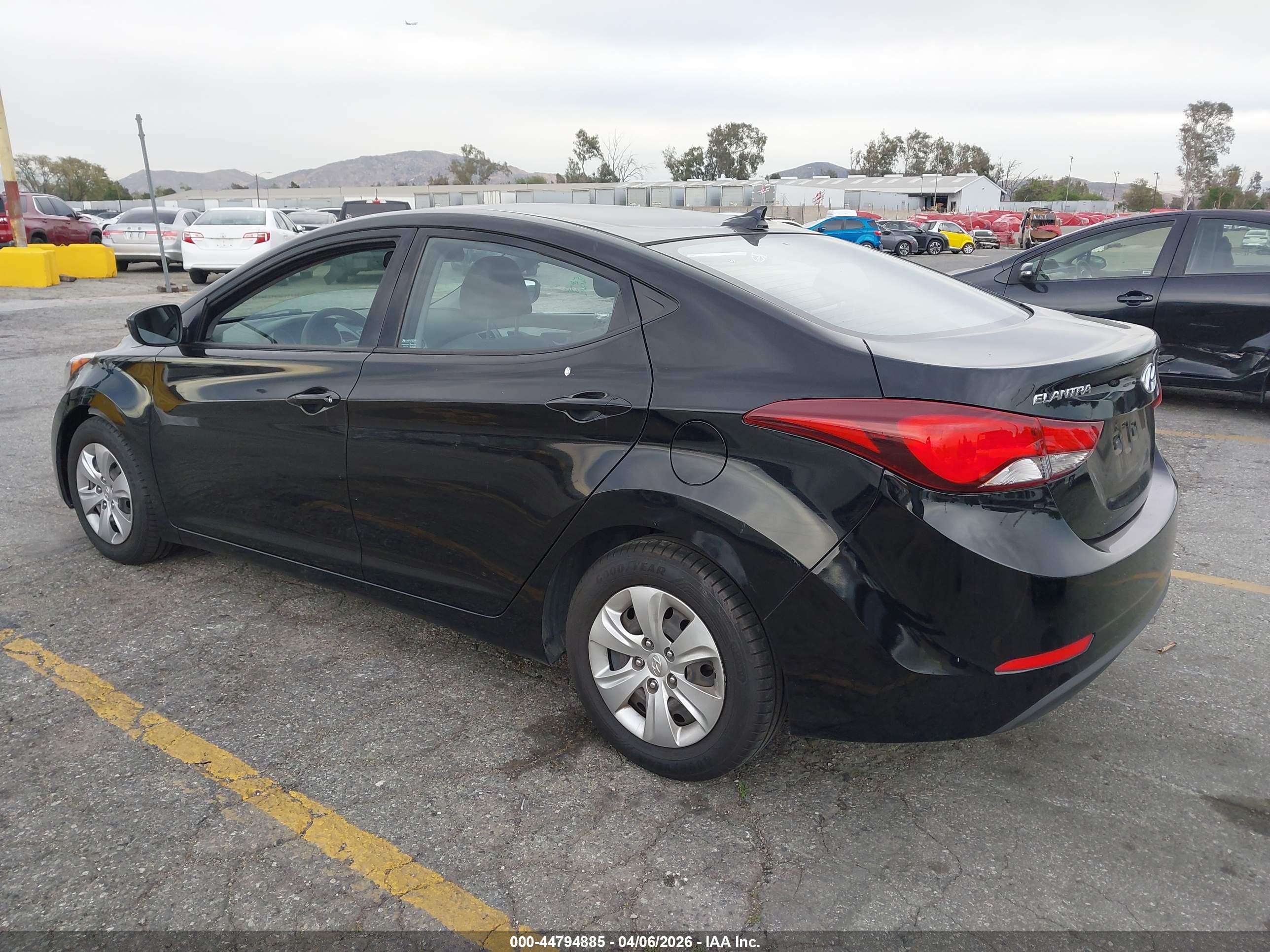 HYUNDAI ELANTRA image 3