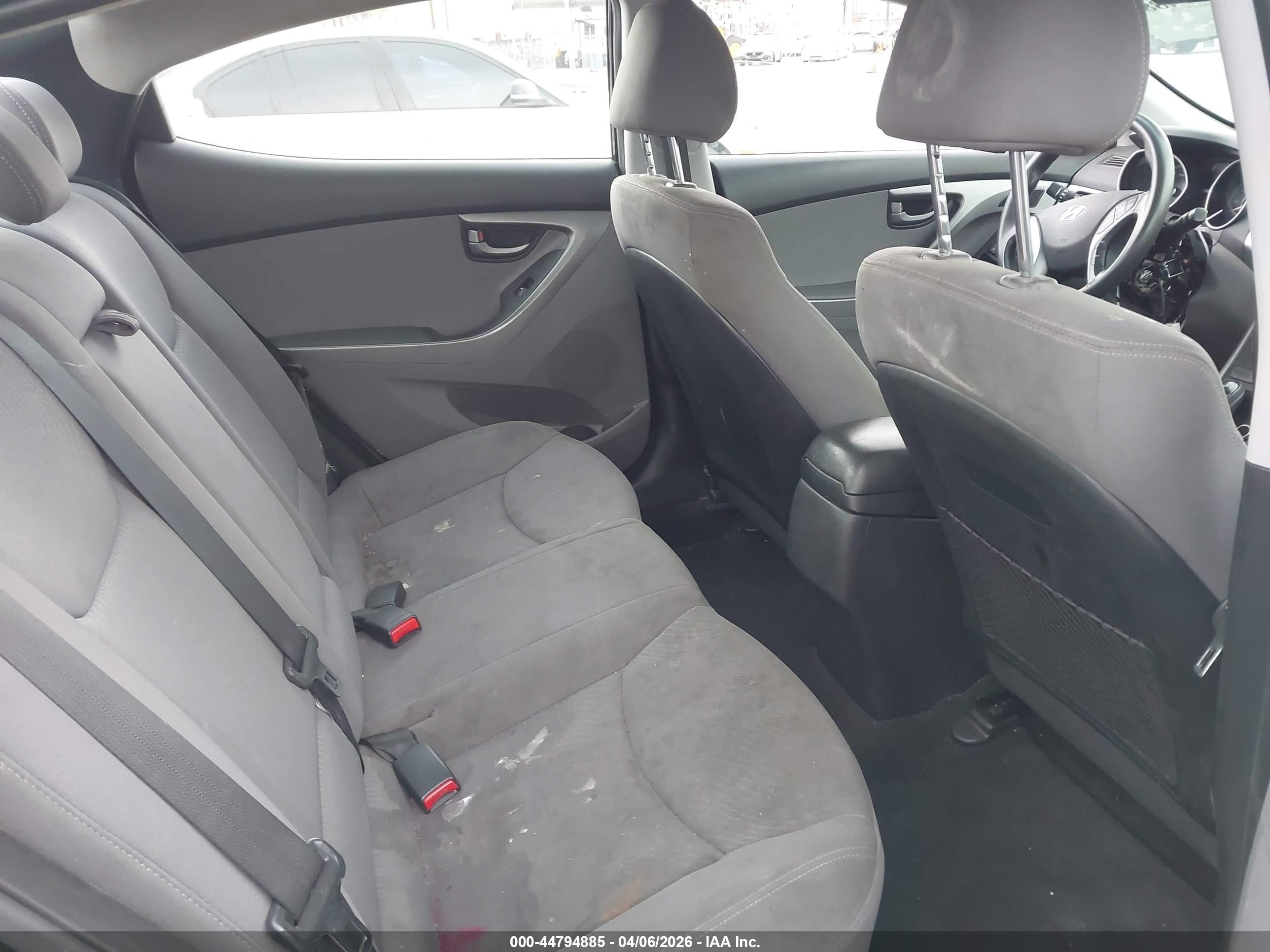 HYUNDAI ELANTRA image 8