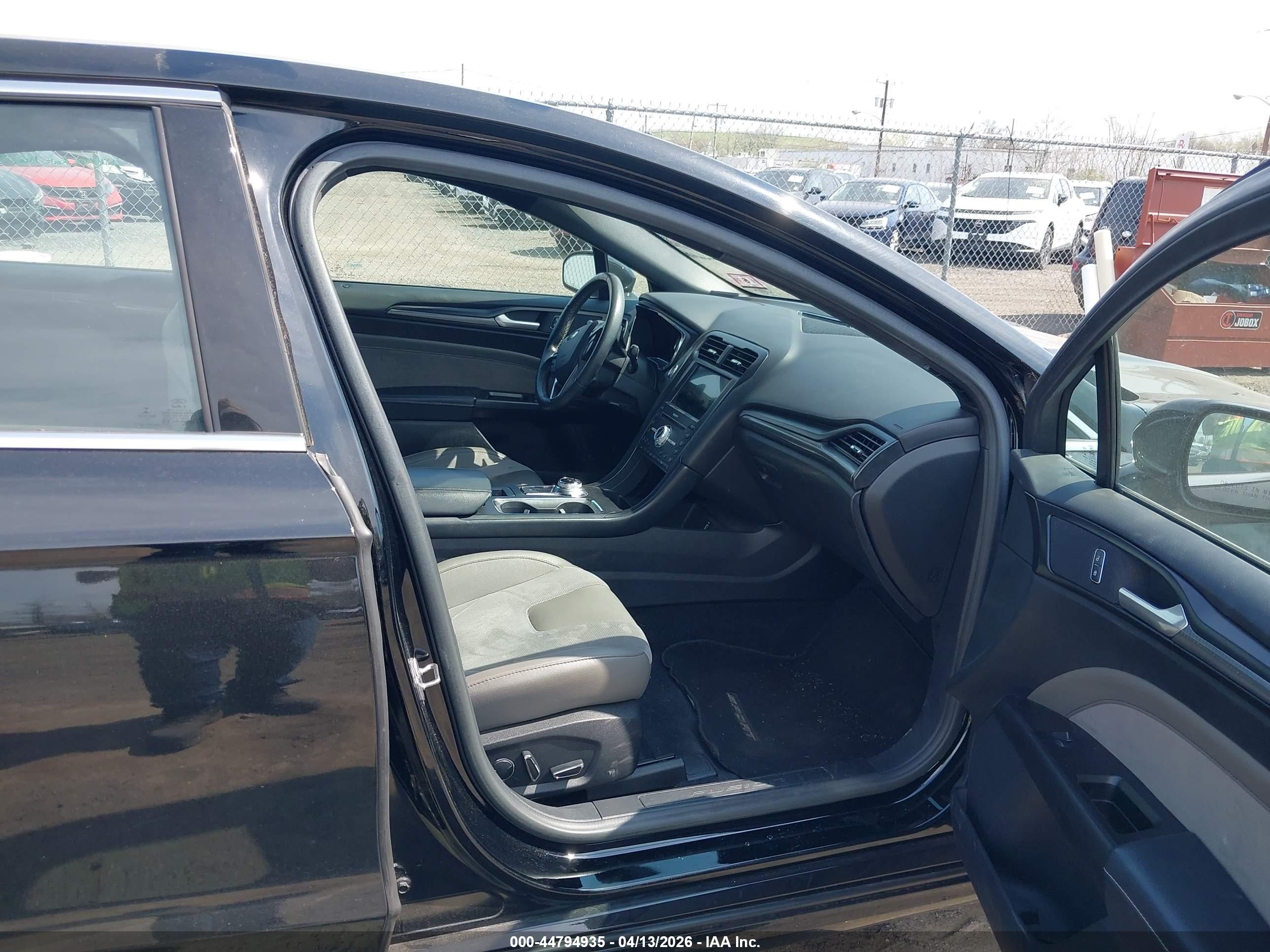 FORD FUSION image 5