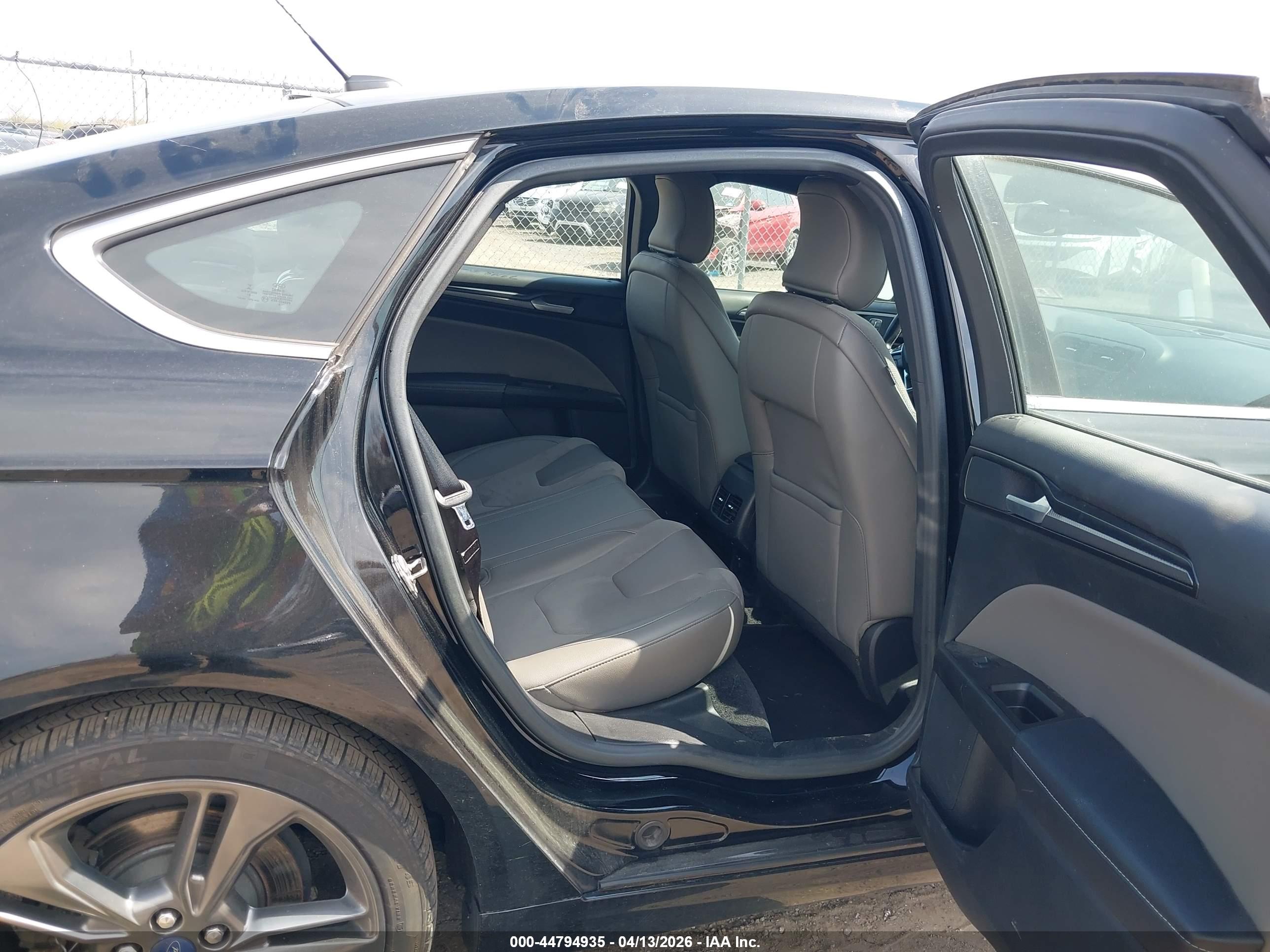 FORD FUSION image 8