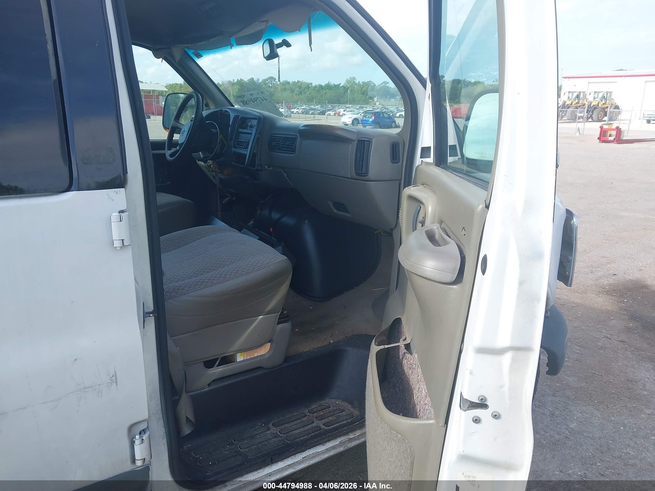 CHEVROLET EXPRESS image 5